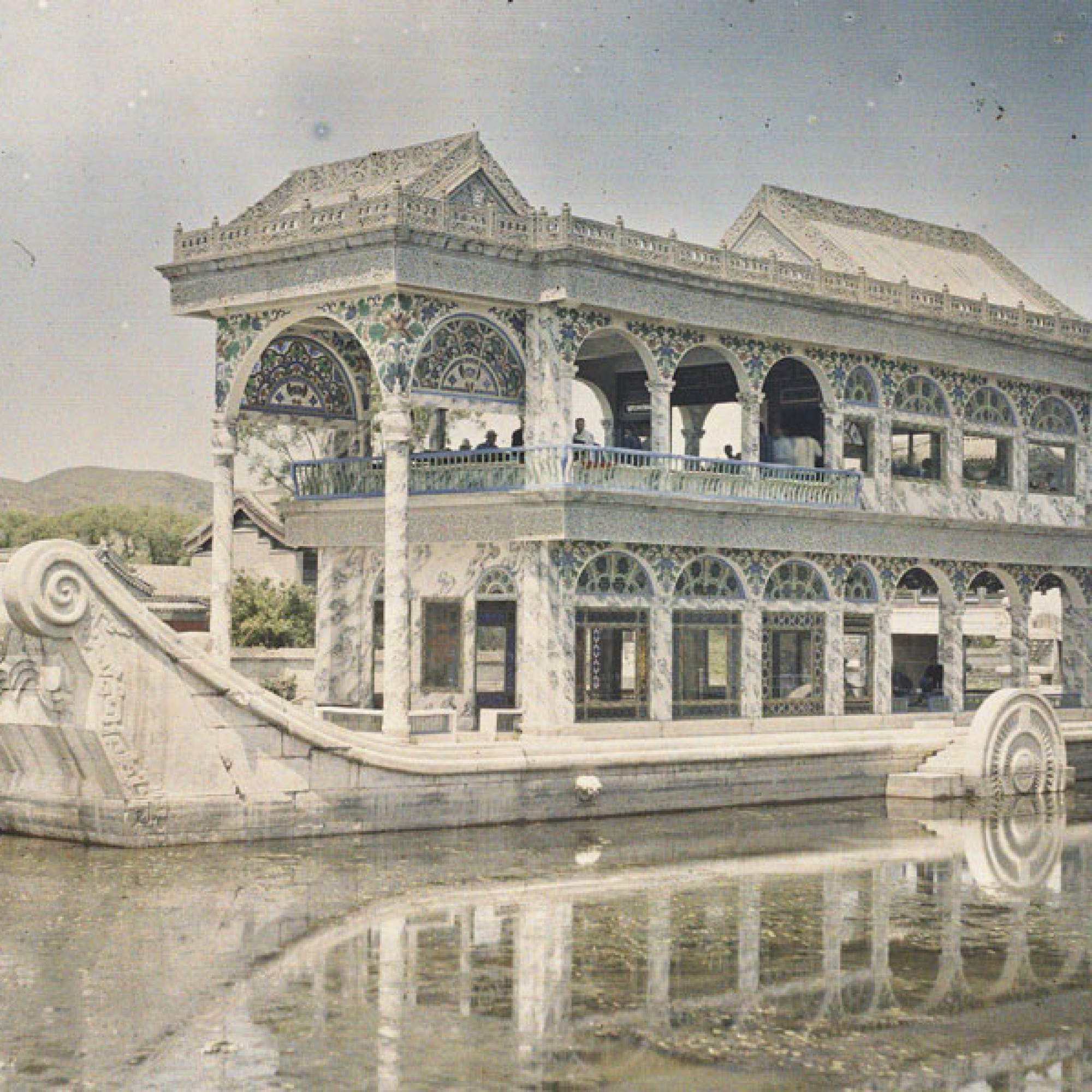 Stéphane Passet, China, Peking, Yiheyuan, Garten der Harmonie, Marmornes Schiff Quinyanfang (Schiff der Heiterkeit), 29. Juni 1912.  (Musée Albert-Kahn, Département des Hauts-de-Seine)