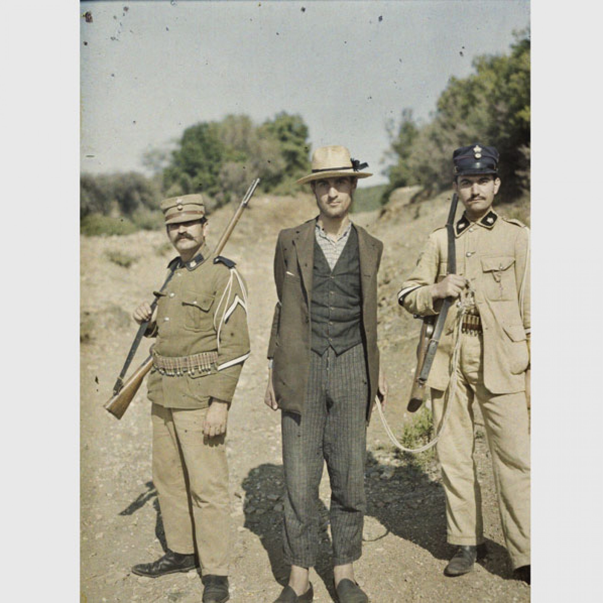 Stéphane Passet, Griechenland, am Berg Athos, Zwei Soldaten mit Gefangenem,10. September 1913.  (Musée Albert-Kahn, Département des Hauts-de-Seine)