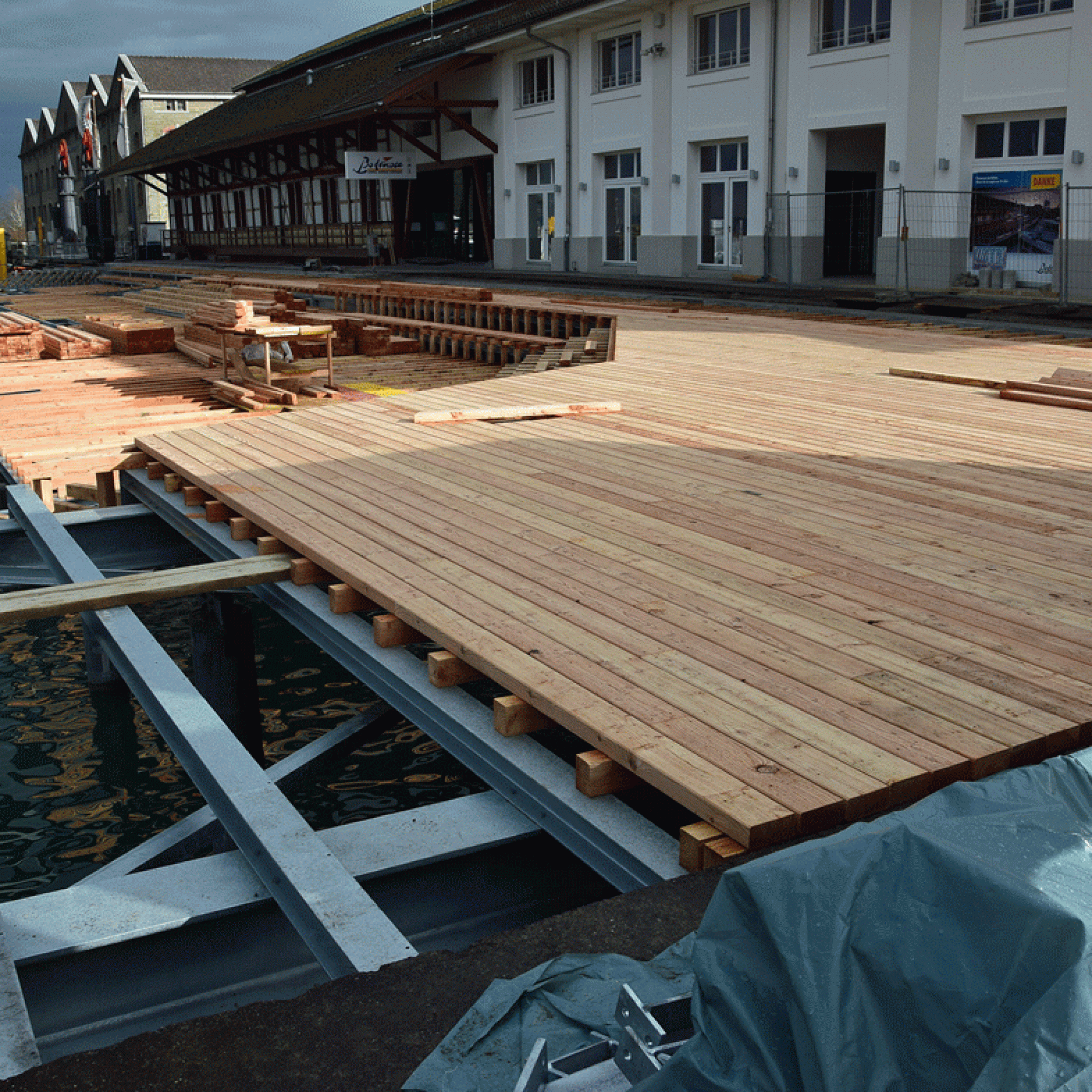 Holzelement um Holzelement entsteht auf den Stahlträgern die Aufenthaltsplattform.