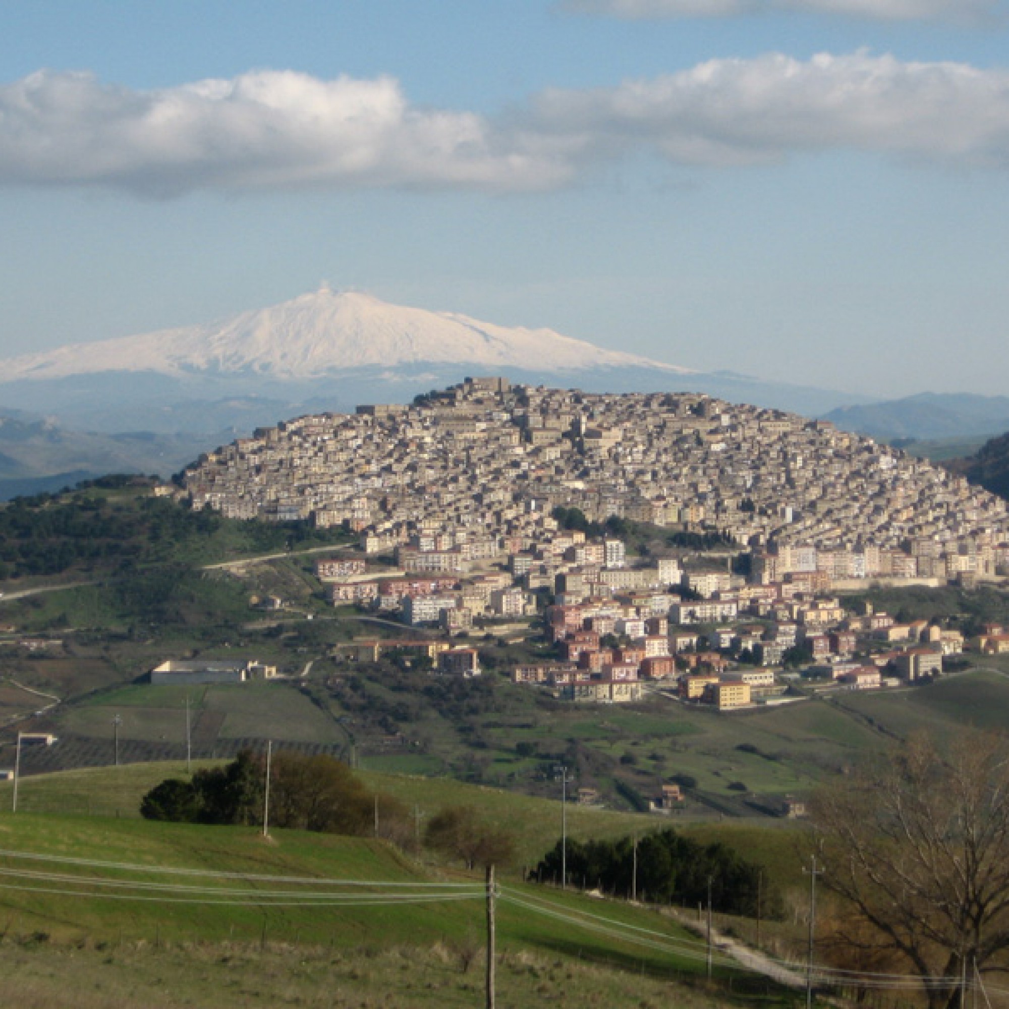 Gangi mit dem Ätna im Hintergrund (Lovecchio Laura, CC BY-SA 3.0, wikimedia.org)