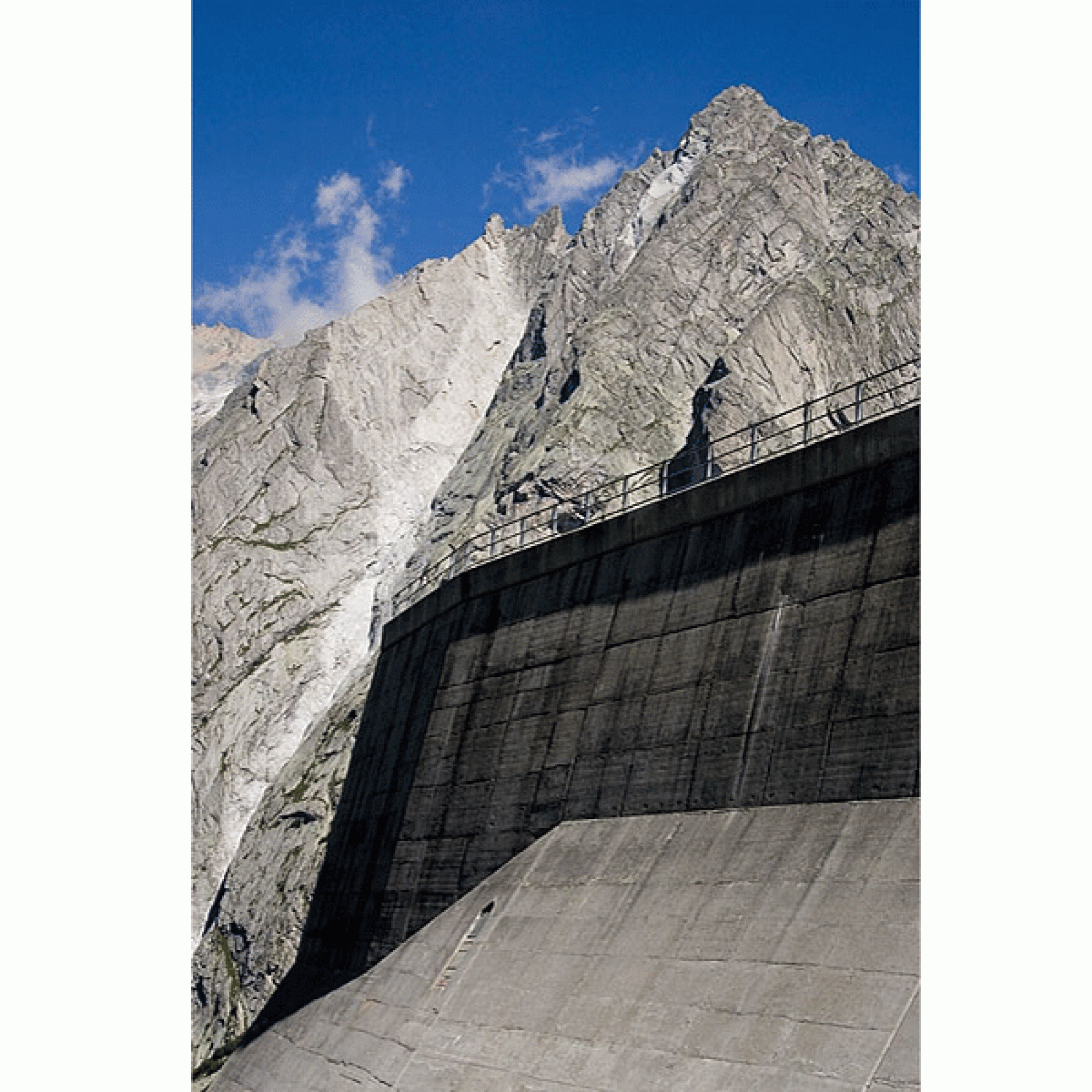 Die Albigna-Staumauer wurde vom Elektrizitätswerk der Stadt Zürich errichtet, zu dem die Bergeller Kraftwerke heute noch gehören. (Roland Zumbühl, CC BY-SA 3.0)