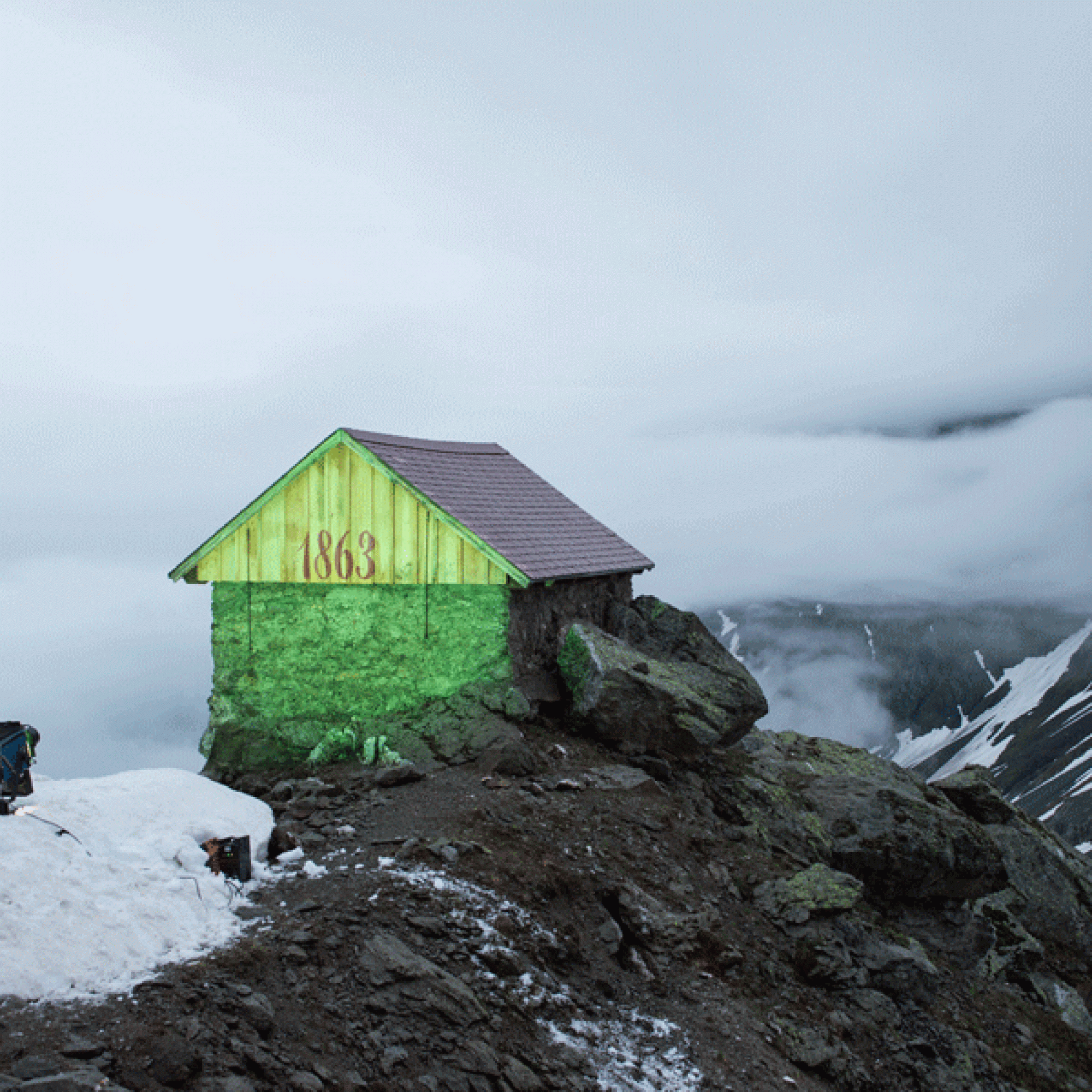 Die 1863 erbaute Grünhornhütte südlich von Linthal GL ist die erste Alpenclubhütte der Schweiz (Bild: Light Art by Gerry Hofstetter / Céline Hofstetter).