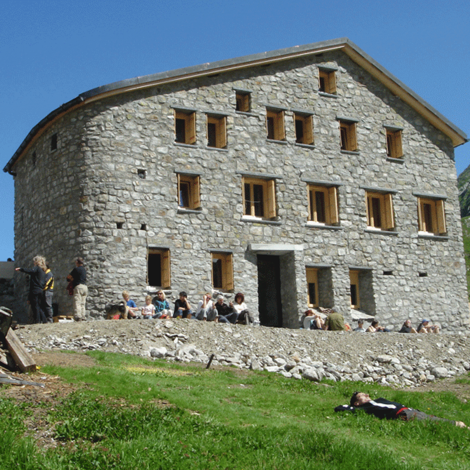 Gion Caminada hat 2007 bei der Terrihütte, im Norden der Greina-Hochebene (GR / TI) einen mit Sichtsteinen verkleideten Anbau realisiert (Bild: Ulrich Delang).