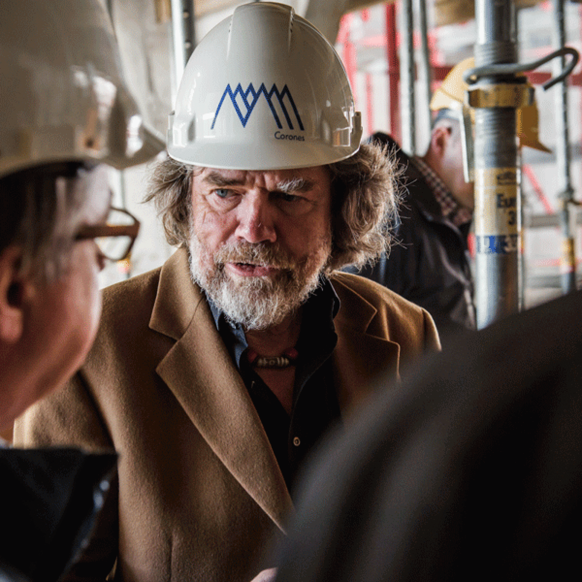 Bergsteigerlegende Reinhold Messner auf der Baustelle (Archivbild): Sein sechstes Museum soll zugleich sein letztes sein. Bild: MMM Corones