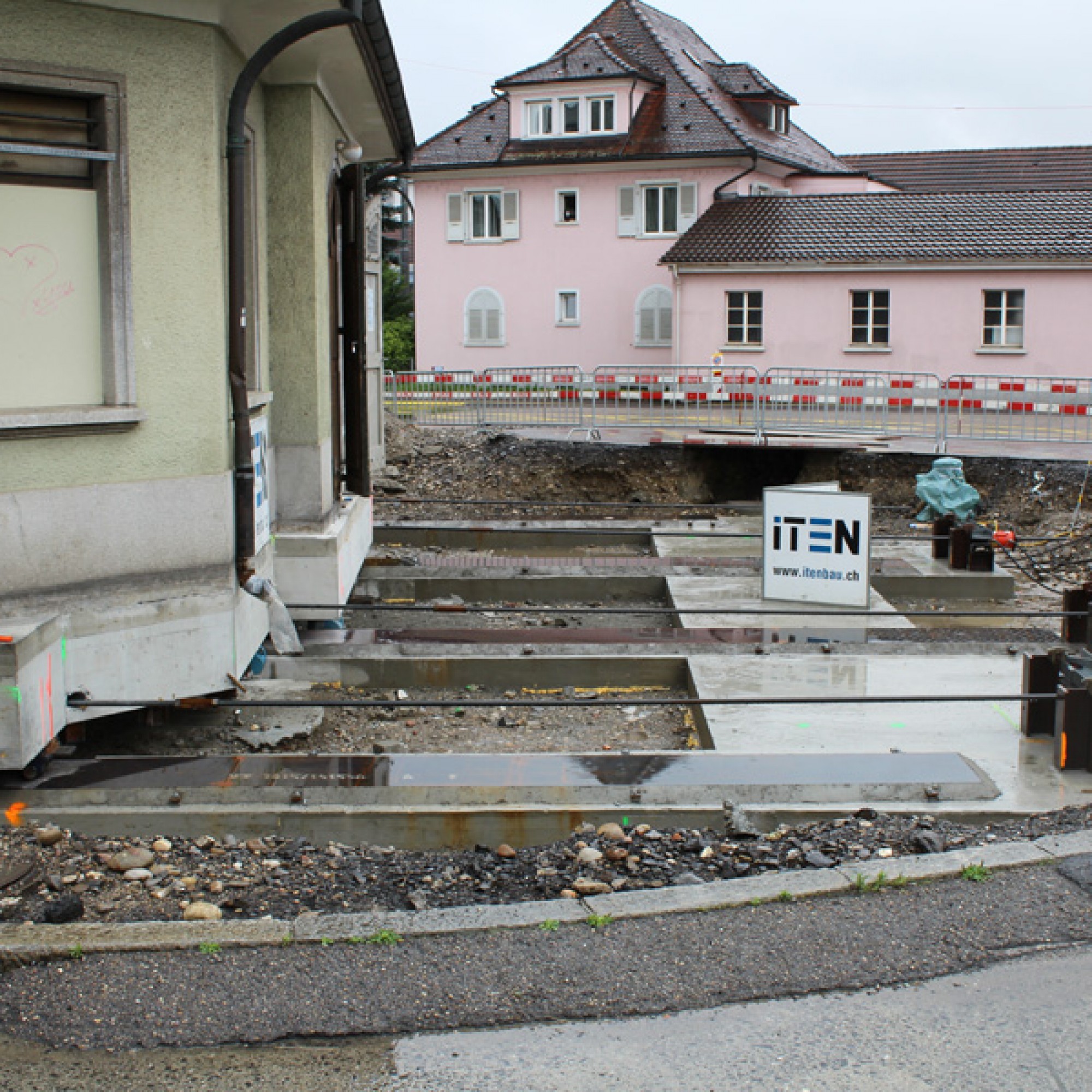 Das Tramhäuschen hat ein Betonfundament bekommen, an dem vier Zugstangen befestigt sind. Diese wiederum sind mit hydraulisch betriebenen Lochpressen verbunden und sollen das Gebäude an seinen neuen Platz ziehen. (Dario Neuhaus)