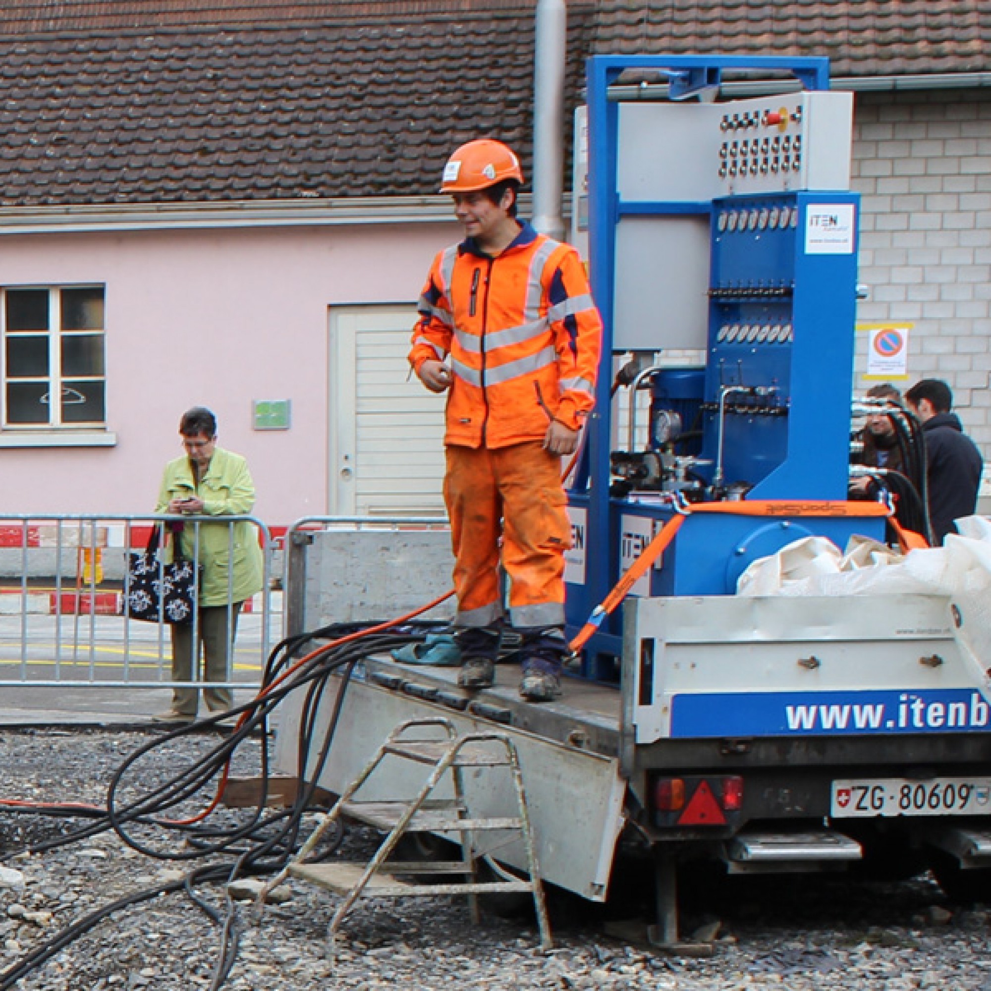 Das Hydraulikaggregat regelt den Druck, der auf die vier Lochpressen einwirkt; bis zu 150 Bar sind es. (Dario Neuhaus)