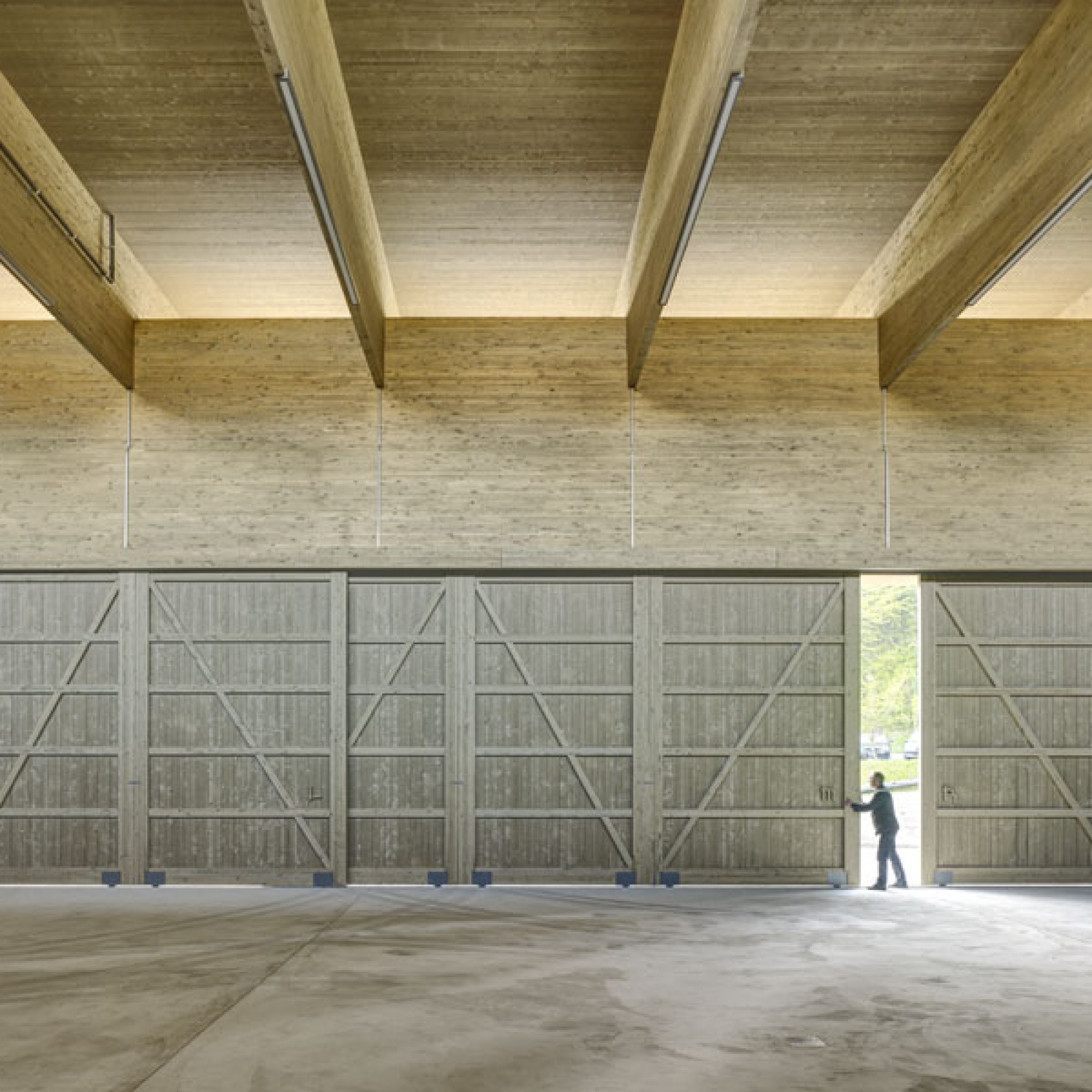 Im Neubau finden sechs grosse Fahrzeuge und Maschinen für den Gewässerunterhalt Platz (Rossetti + Wyss/Jürg Zimmermann)