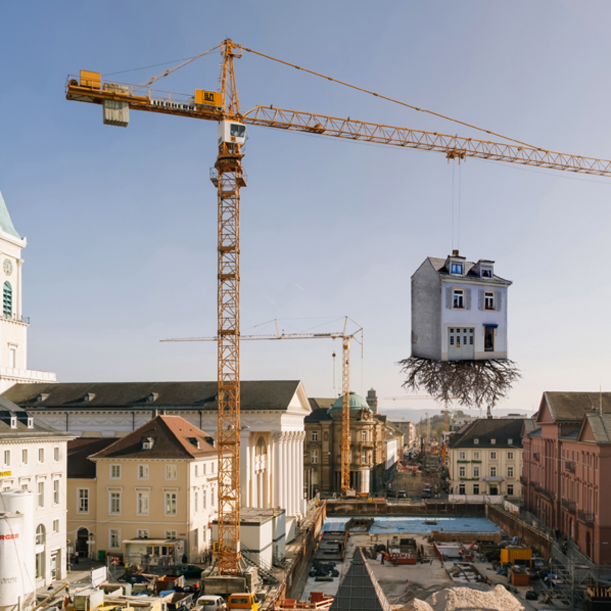 In luftiger Höhe hängt das Haus aus Karton Holz über der Baustelle. (Studio Leandro Erlich / zvg ZKM Karlsruhe)