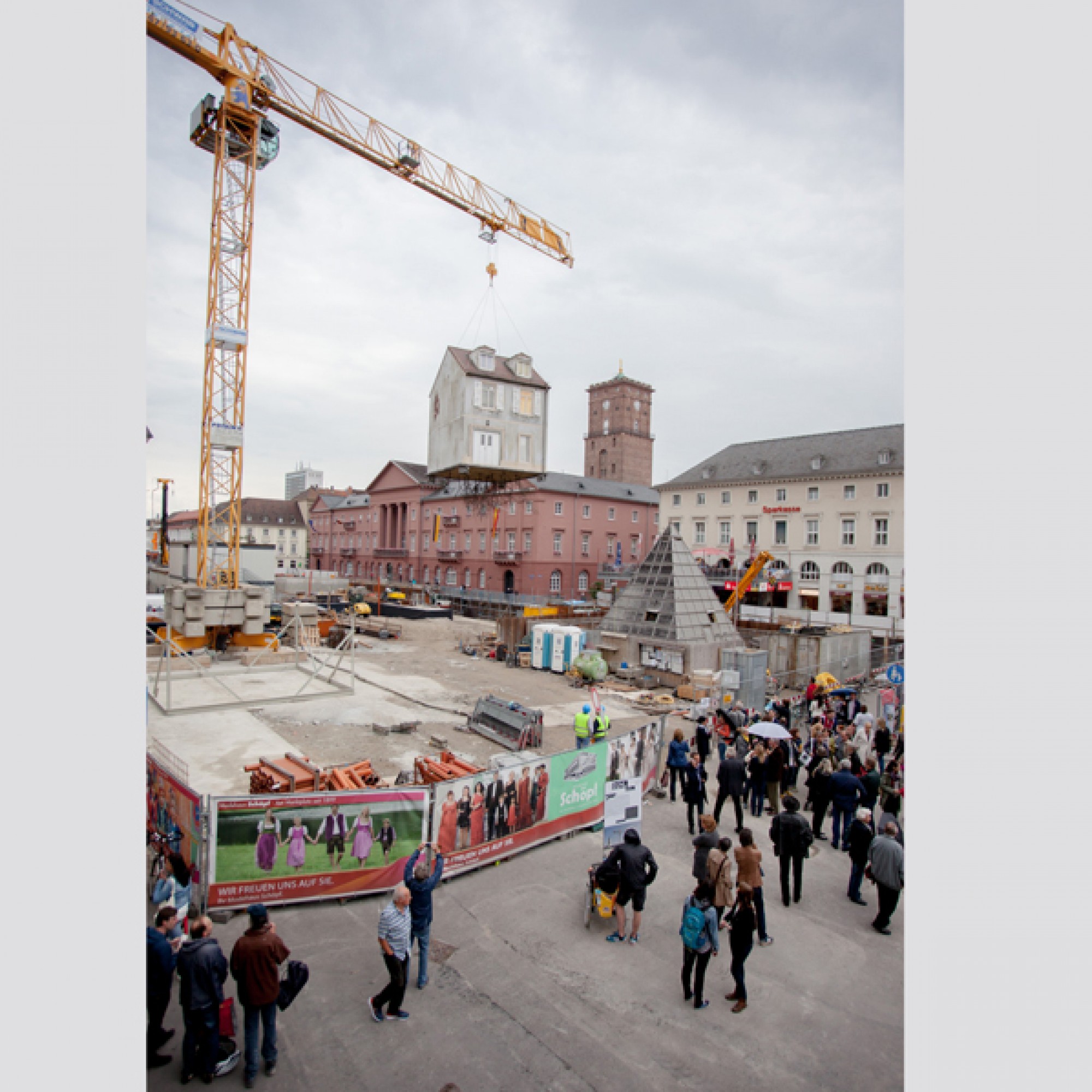 Allerdings wird das Haus nur hochgehoben, wenn ein Kranführer anwesend ist.  (Studio Leandro Erlich / zvg ZKM Karlsruhe)