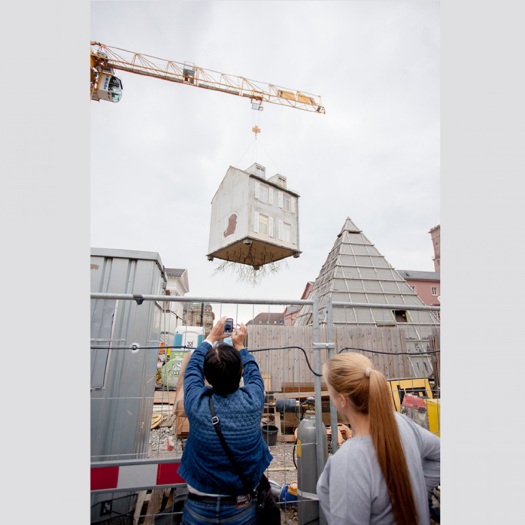 Es ist nicht nur Passanten eine Attraktion....  (Studio Leandro Erlich / zvg ZKM Karlsruhe)