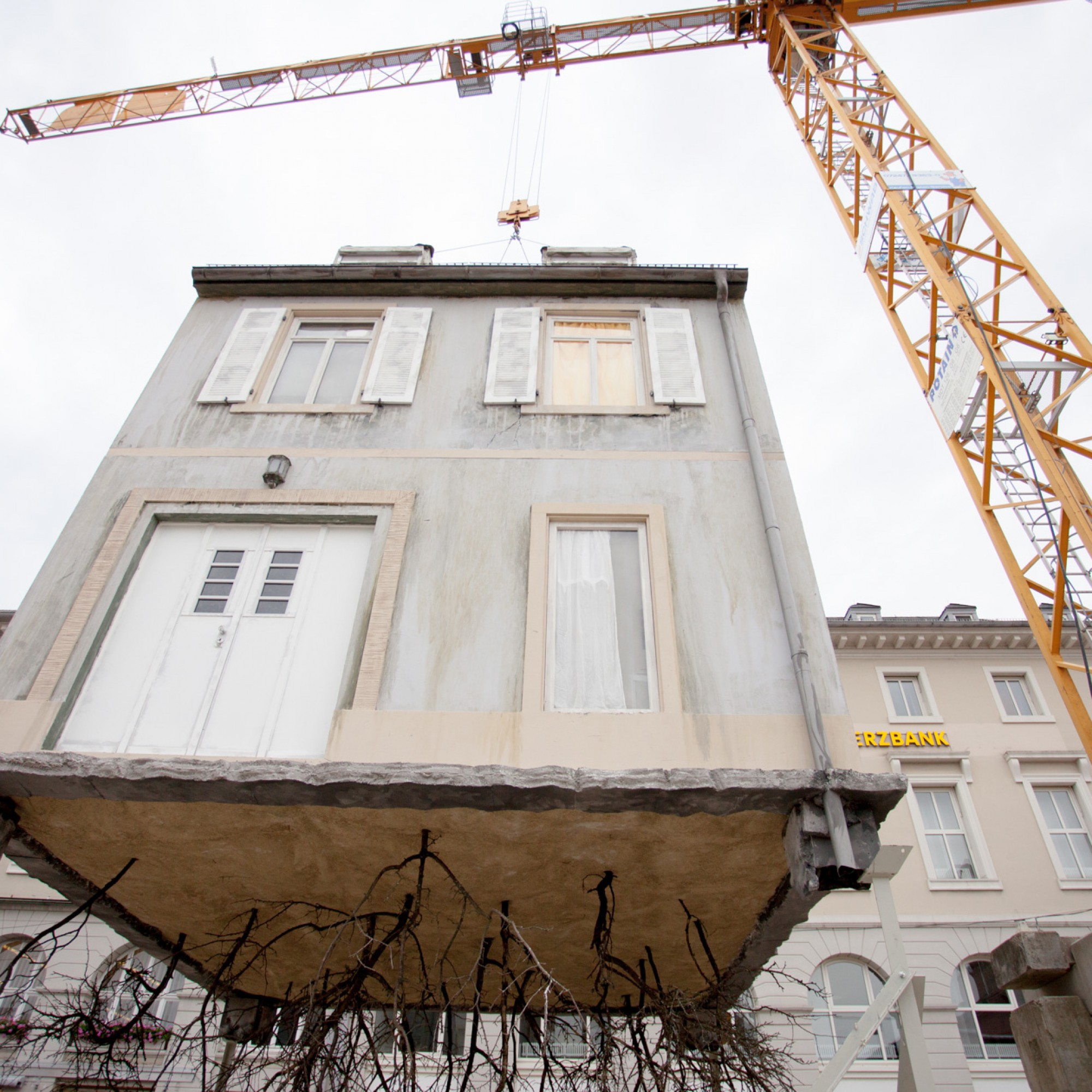 ...aber nur so lange, bis das Haus in die Höhe gehoben wird.  (Studio Leandro Erlich / zvg ZKM Karlsruhe)