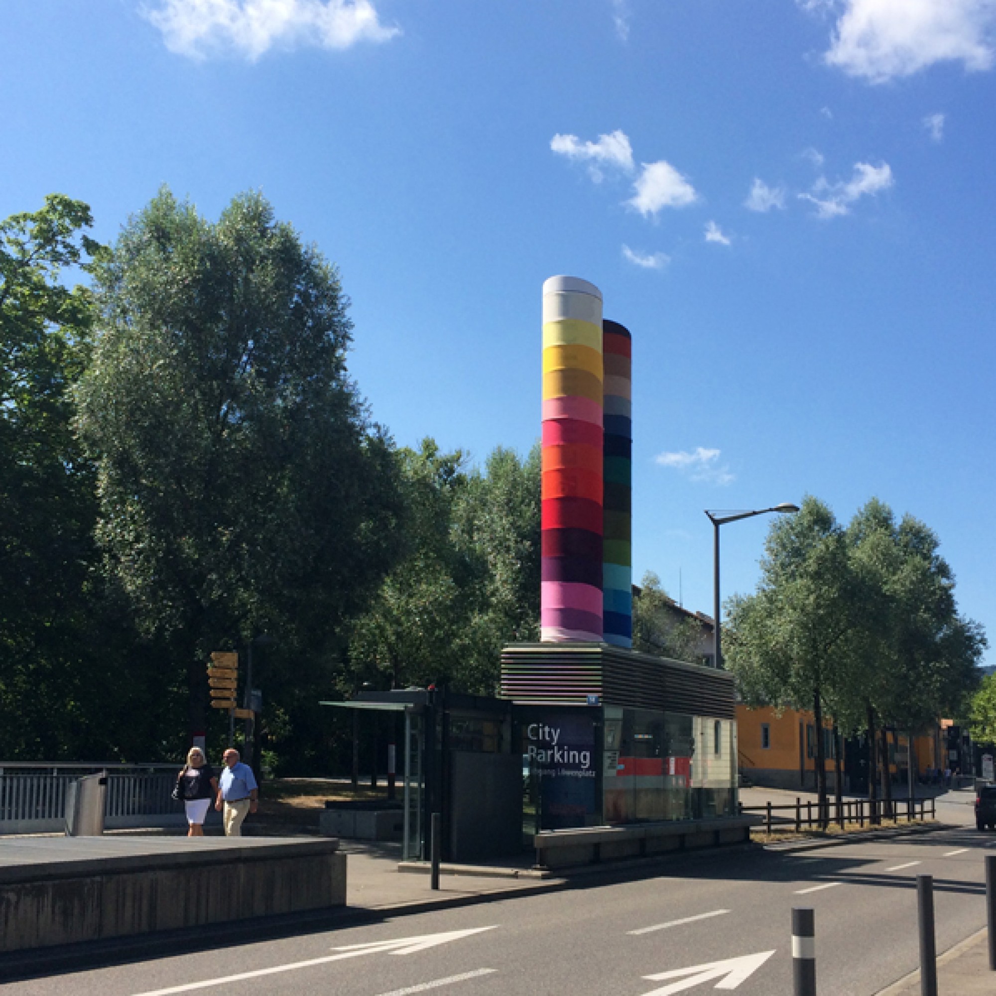 Beim Parkhaus Gessnerallee leuchten die Lüftungsrohre in allen Regenbogenfarben. (Silva Maier)