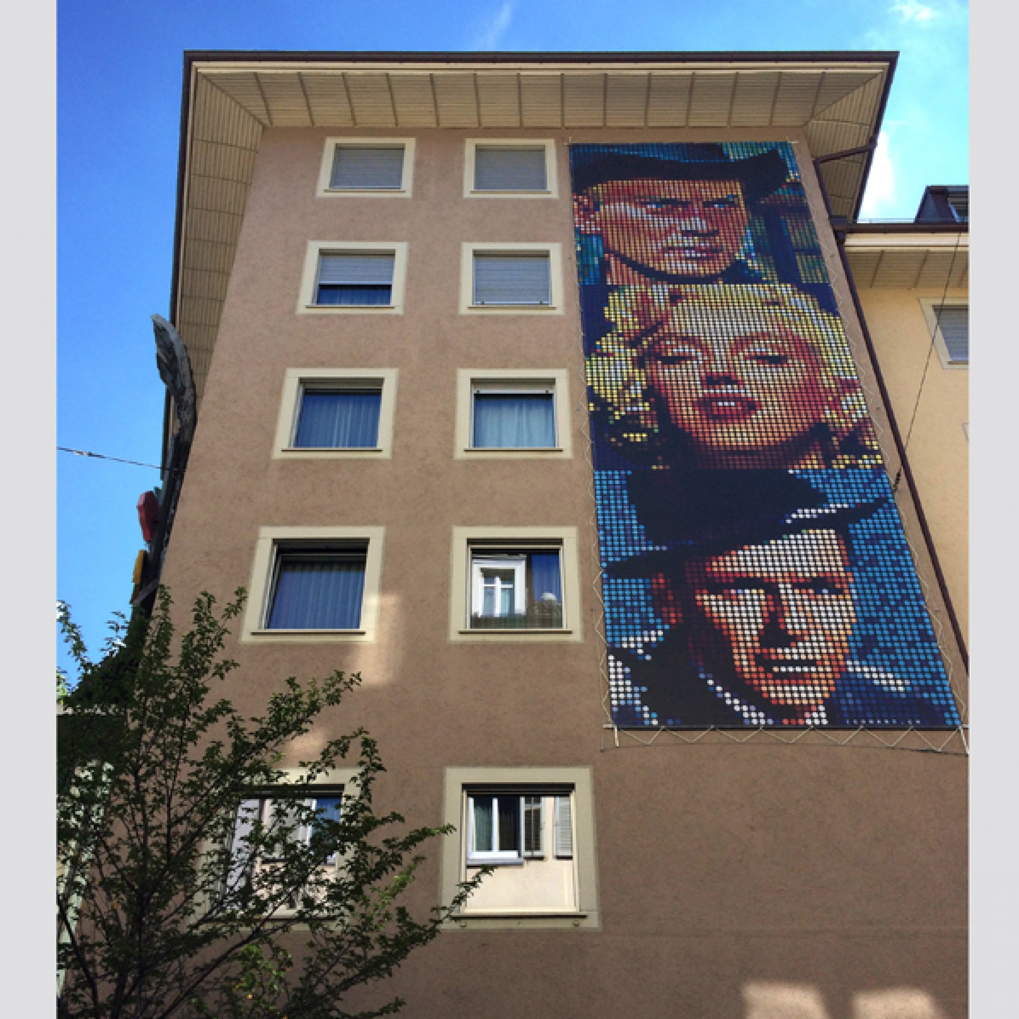 Legendäre Filmstars an der Fassade des Hotels "Du Theatre", passend zum danebenliegenden Kino. (Silva Maier)