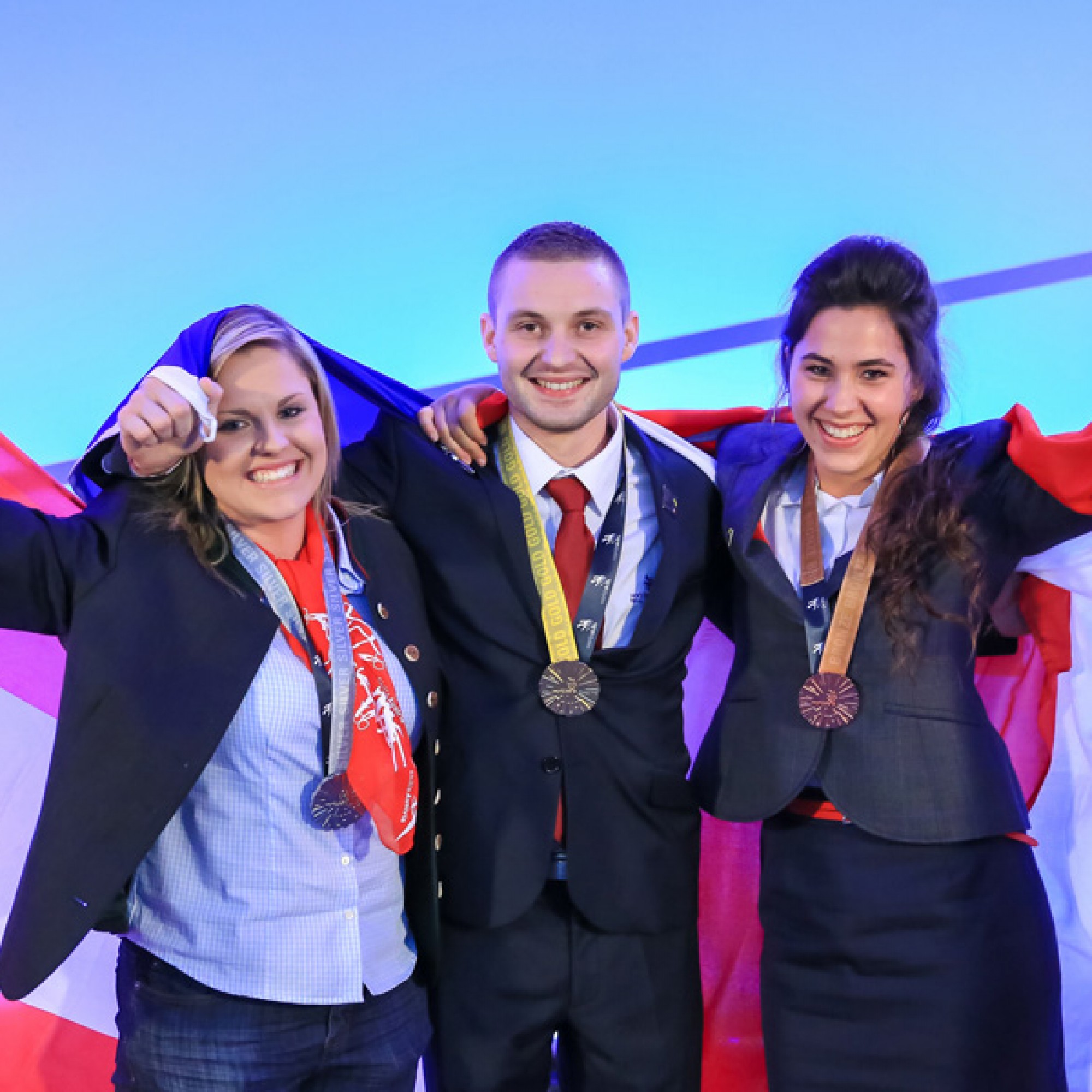 Die Dekorationsmalerin Janin Aellig aus Madetswil (rechts) gewann die Bronzemedaille. (Foto: SMGV)