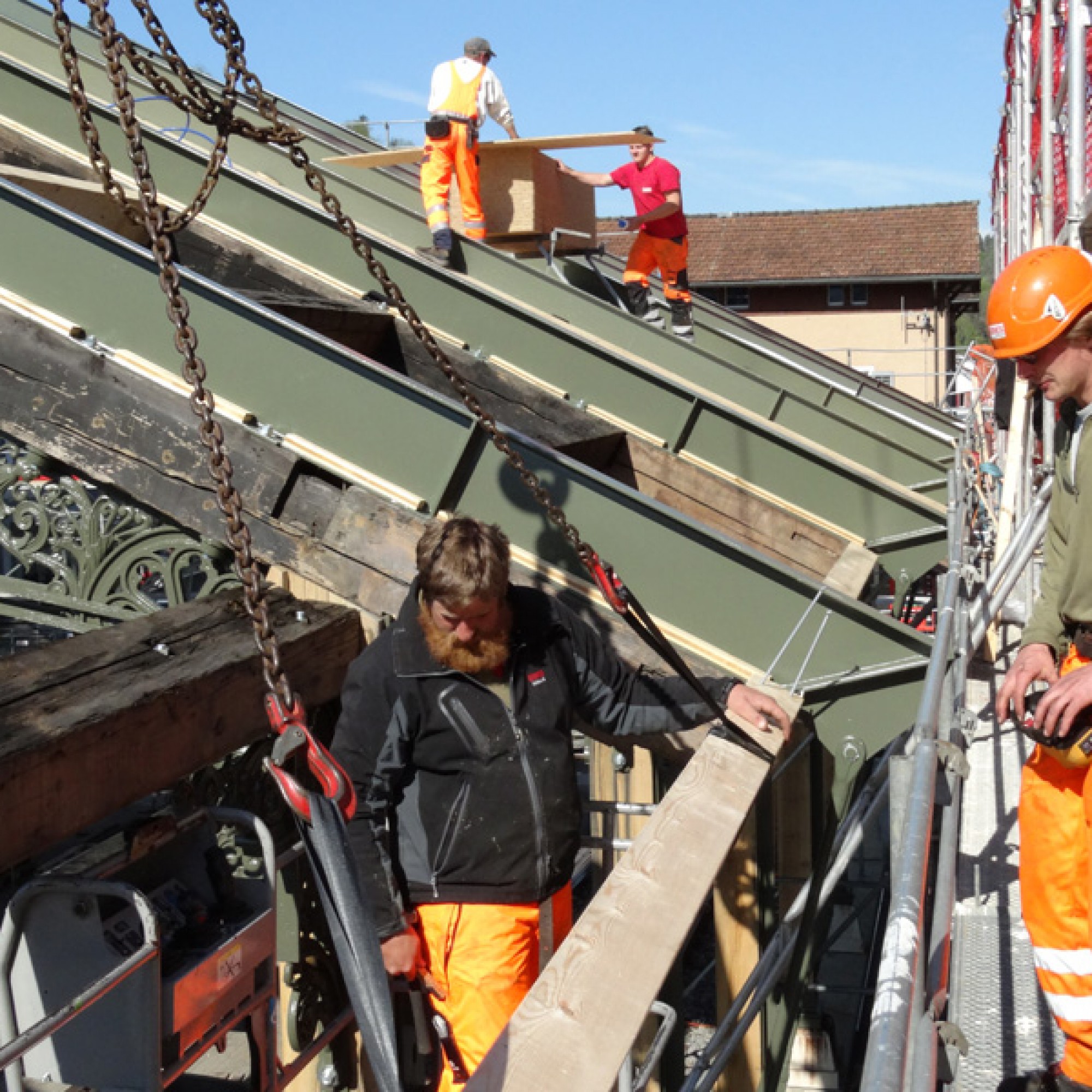 Die Sparrenpfetten werden eingepasst. (Foto: DVZO)