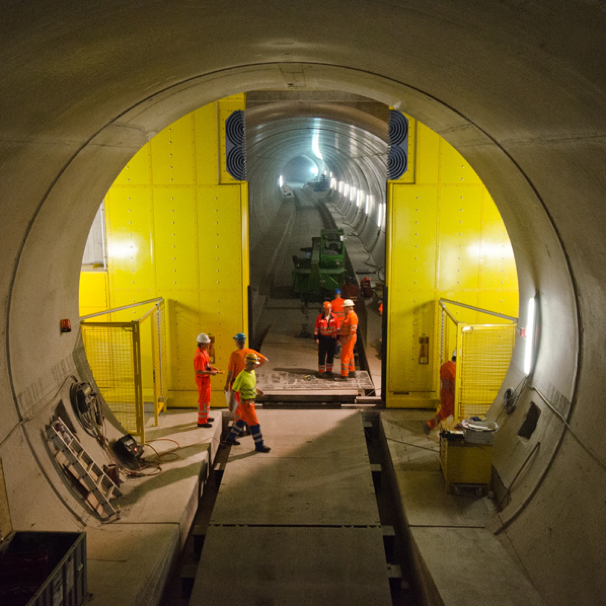 Beinahe fertig: der Gotthard-Basistunnel. Im Bild: Technische Prüfung des Spurwechseltors Süd. (Alptranist/PD)