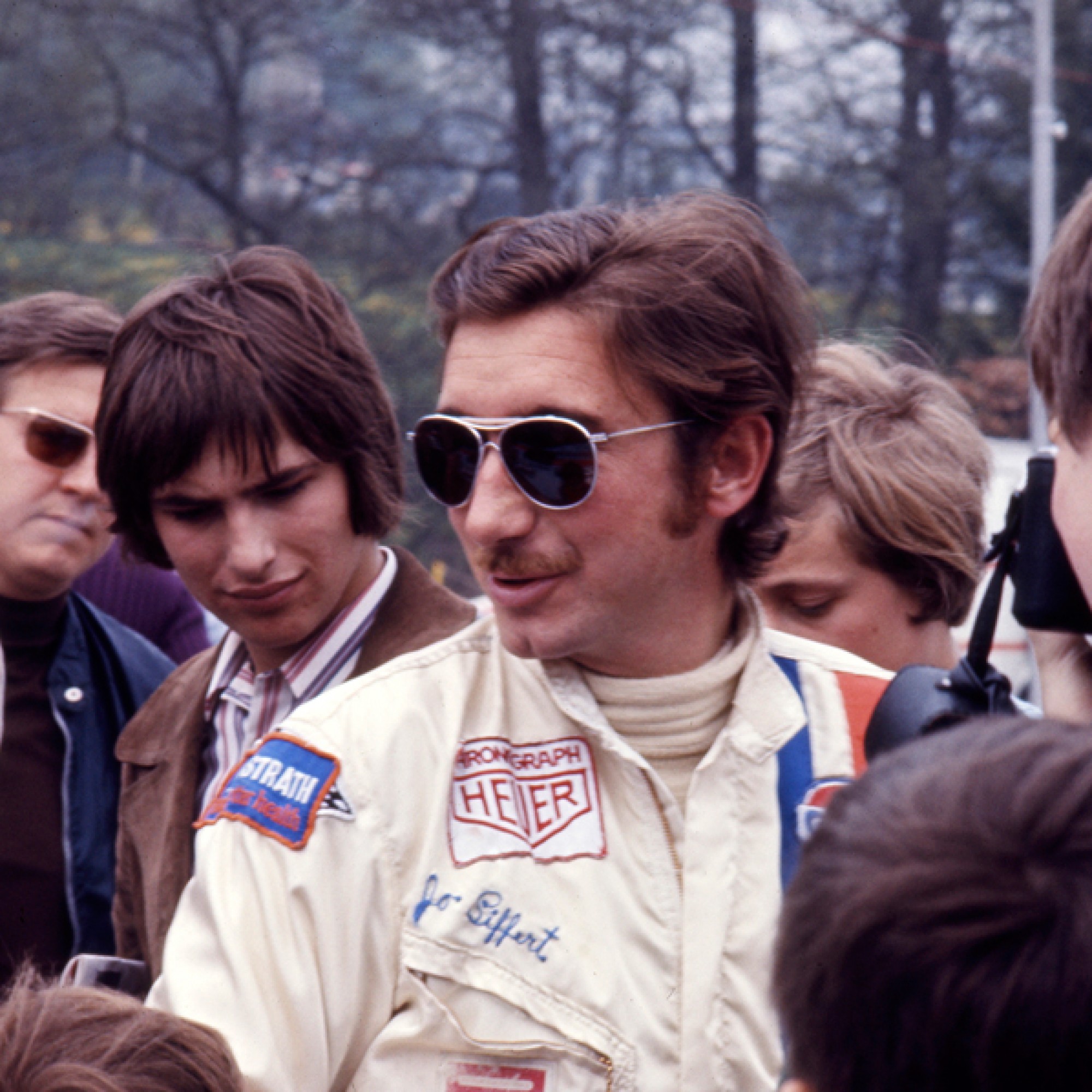 Jo Siffert im Paddock beim 1000 km-Rennen in Spa-Francorchamps 1971. Links im Bild der Freund und Journalist Jacques Deschenaux mit der gleichen Brille.  (motorsportfriends.ch, Museum im Bellpark)