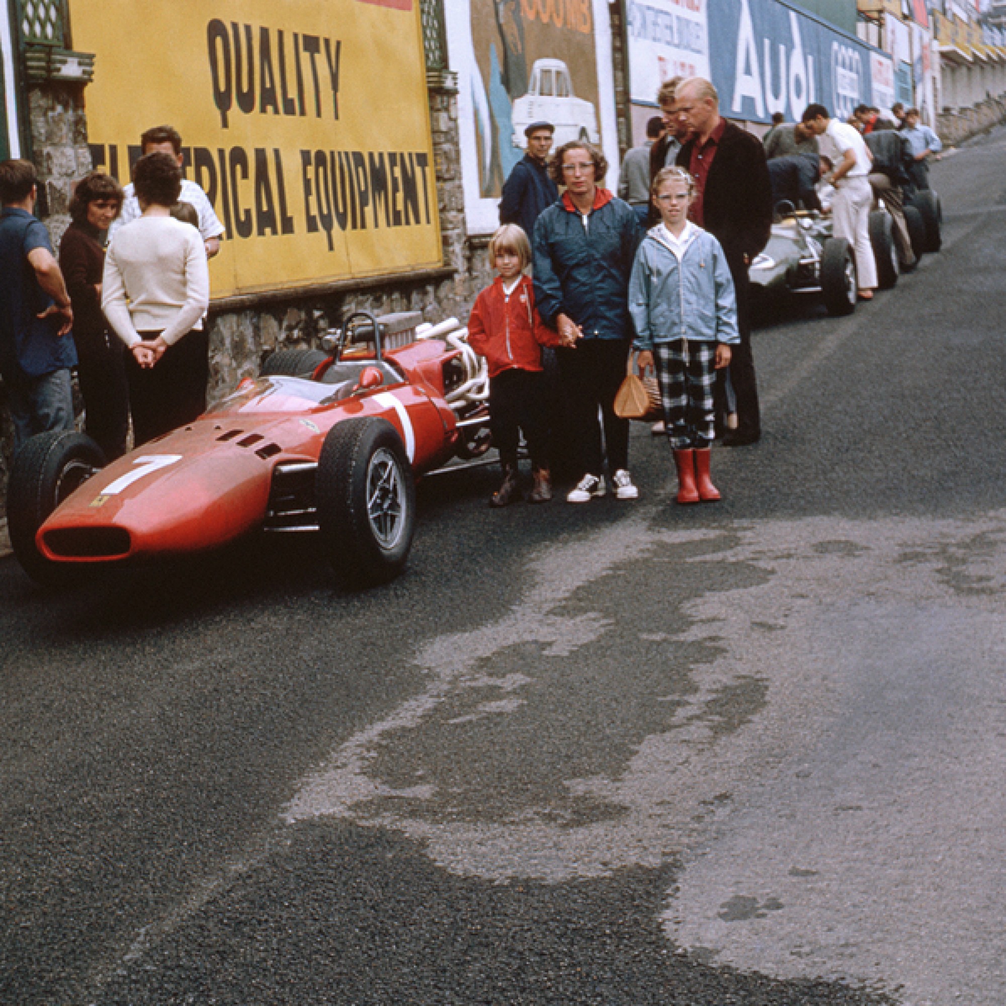 Eine belgische Familie posiert neben dem Ferrari 246 von Lorenzo Bandini am Grand Prix de Belgique in Spa-Francorchamps von 1966..  (motorsportfriends.ch, Museum im Bellpark)