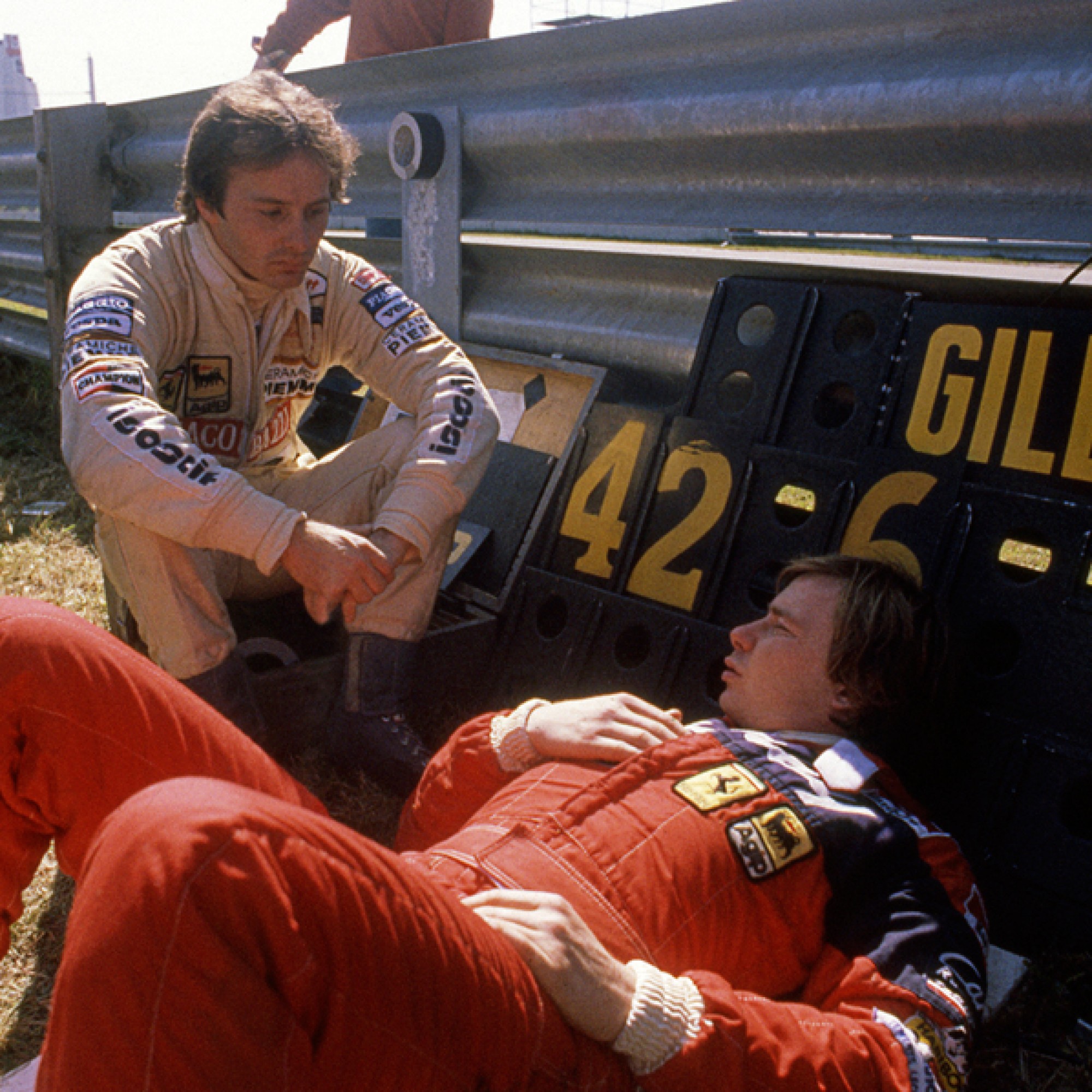 Die Ferrari-Teamkollegen Gilles Villeneuve und Didier Pironi im Gespräch am XX. Grand Prix du Canada in Montreal von 1981. Foto Denis Brodeur, CAN.  (motorsportfriends.ch, Museum im Bellpark)