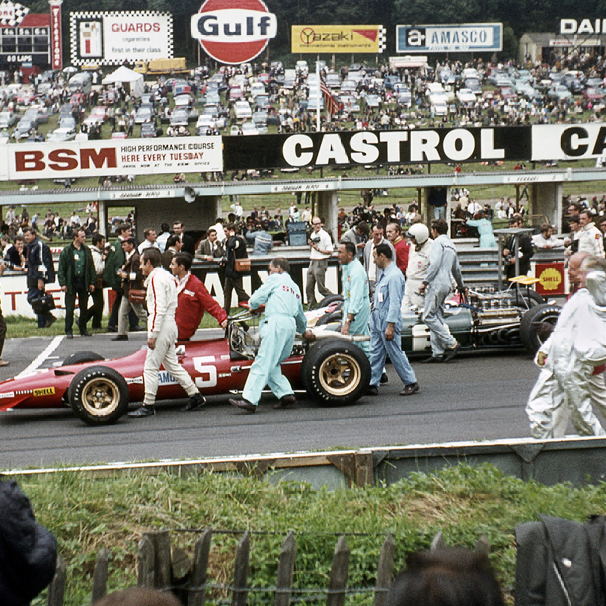 Chris Amon und sein Team stossen den Ferrari 312/68 V12 zur Startlinie. British Grand Prix in Brands Hatch von 1968.  (motorsportfriends.ch, Museum im Bellpark) 