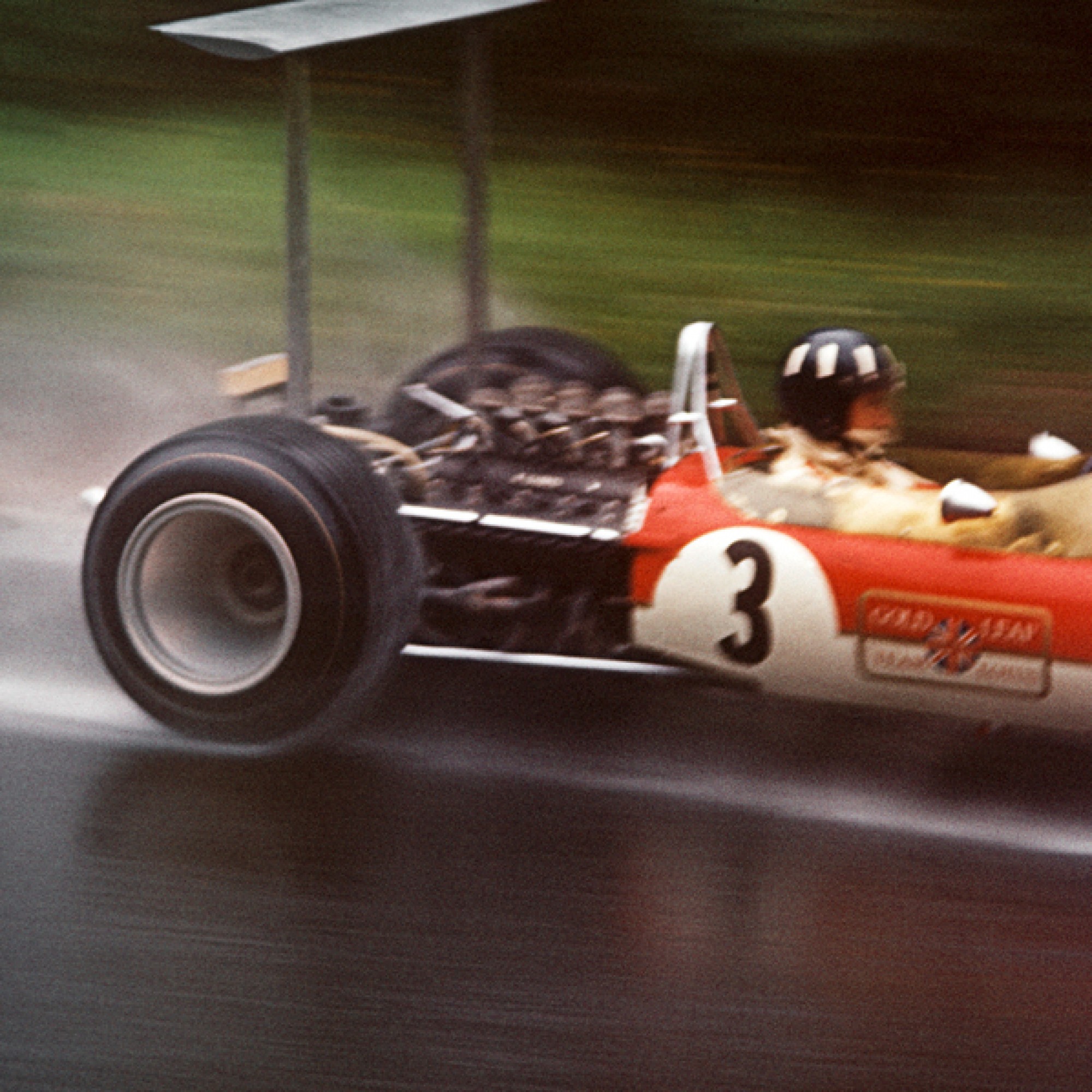 Graham Hill am Grossen Preis von Deutschland auf dem Nürburgring in seinem Lotus-Ford Cosworth 49B von 1968. (motorsportfriends.ch, Museum im Bellpark)