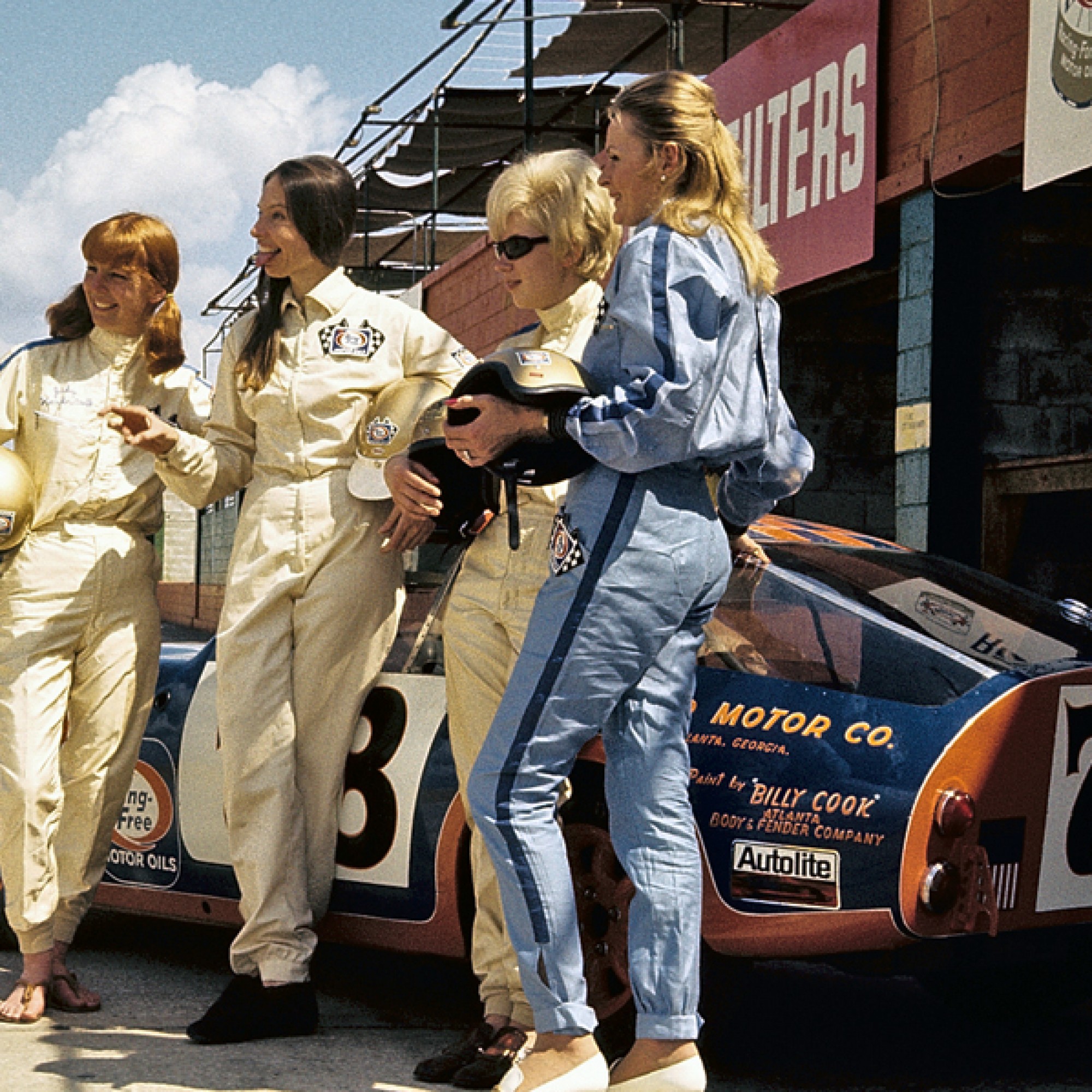 Judy Kondratieff, Janet Guthrie, Sharlene Seavey und Rosemary Smith vor ihrem Austin Healey Sprite beim 12 Stunden-Rennen Sebring, 1970. (motorsportfriends.ch, Museum im Bellpark)