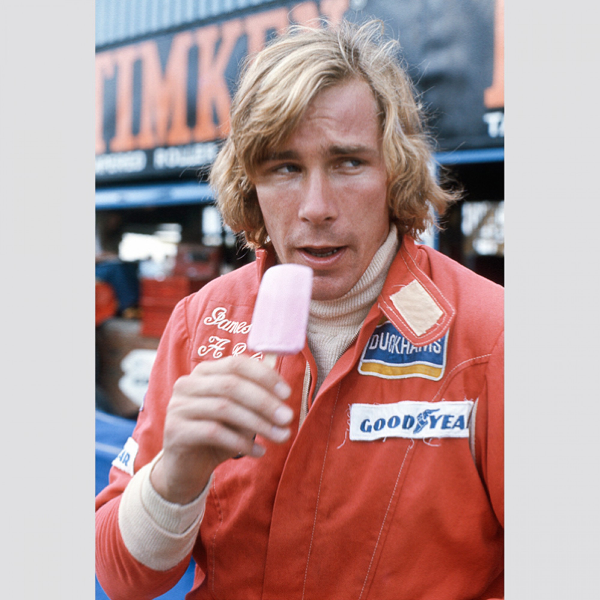 James Hunt mit Glace beim United States Grand Prix 1976 in Watkins Glen. (motorsportfriends.ch, Museum im Bellpark)