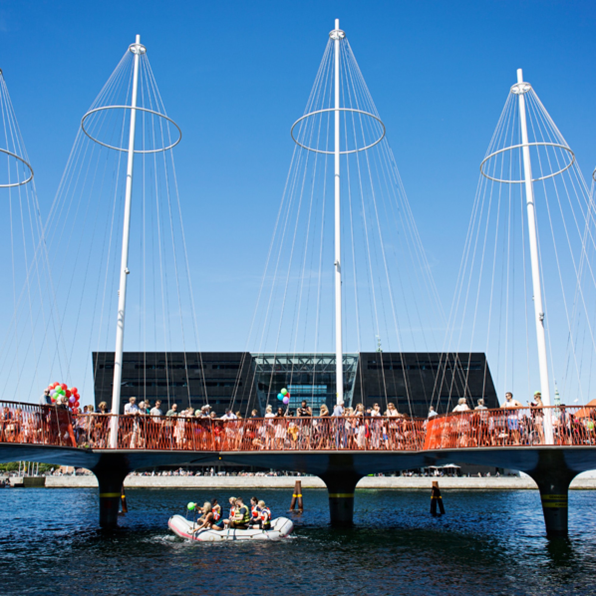 ...als auch vom Wasser aus ein eindrücklicher Anblick: die Kreisbrücke. (PD)