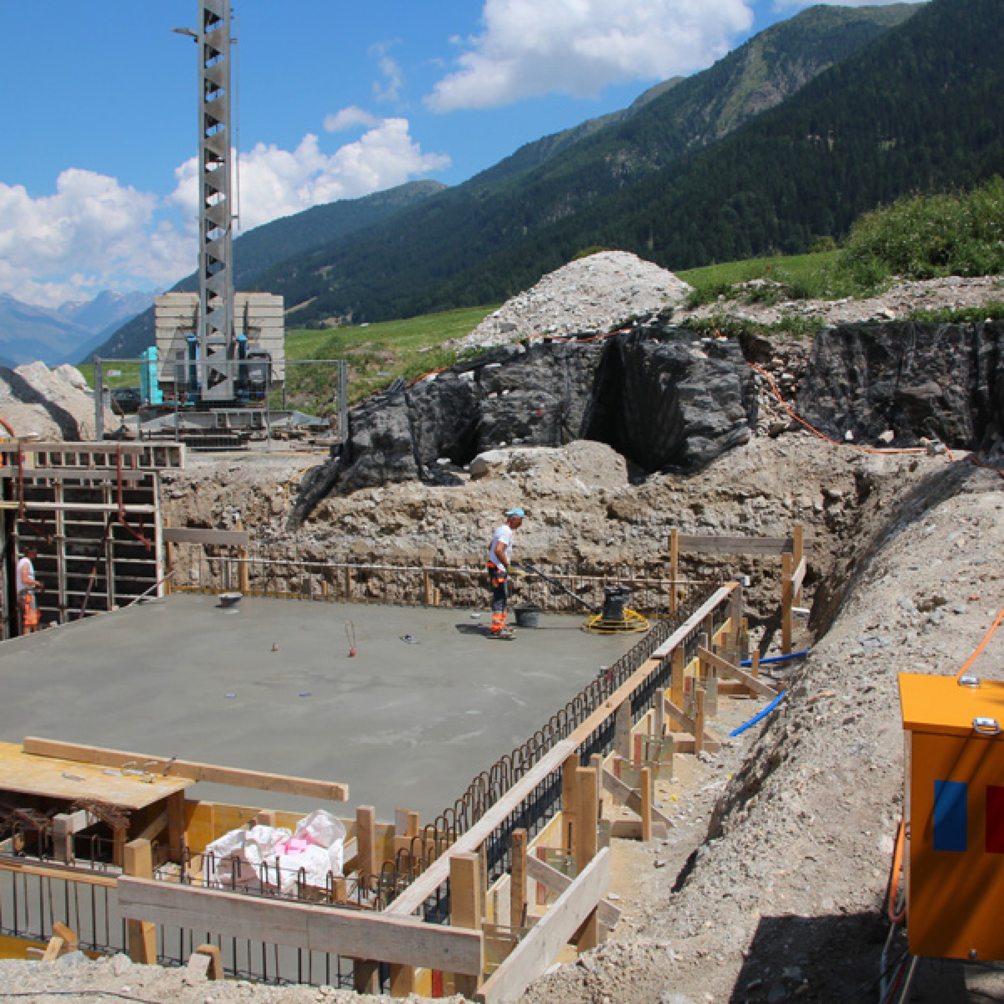 Die Grabungen sind abgeschlossen, die erhaltenswerten Mauern gesichert.Nach der Fertigstellung der Baustelle wird die Baugrube aufgefüllt und auch die archäologischen Funde verschwinden wieder unter der Oberfläche.  