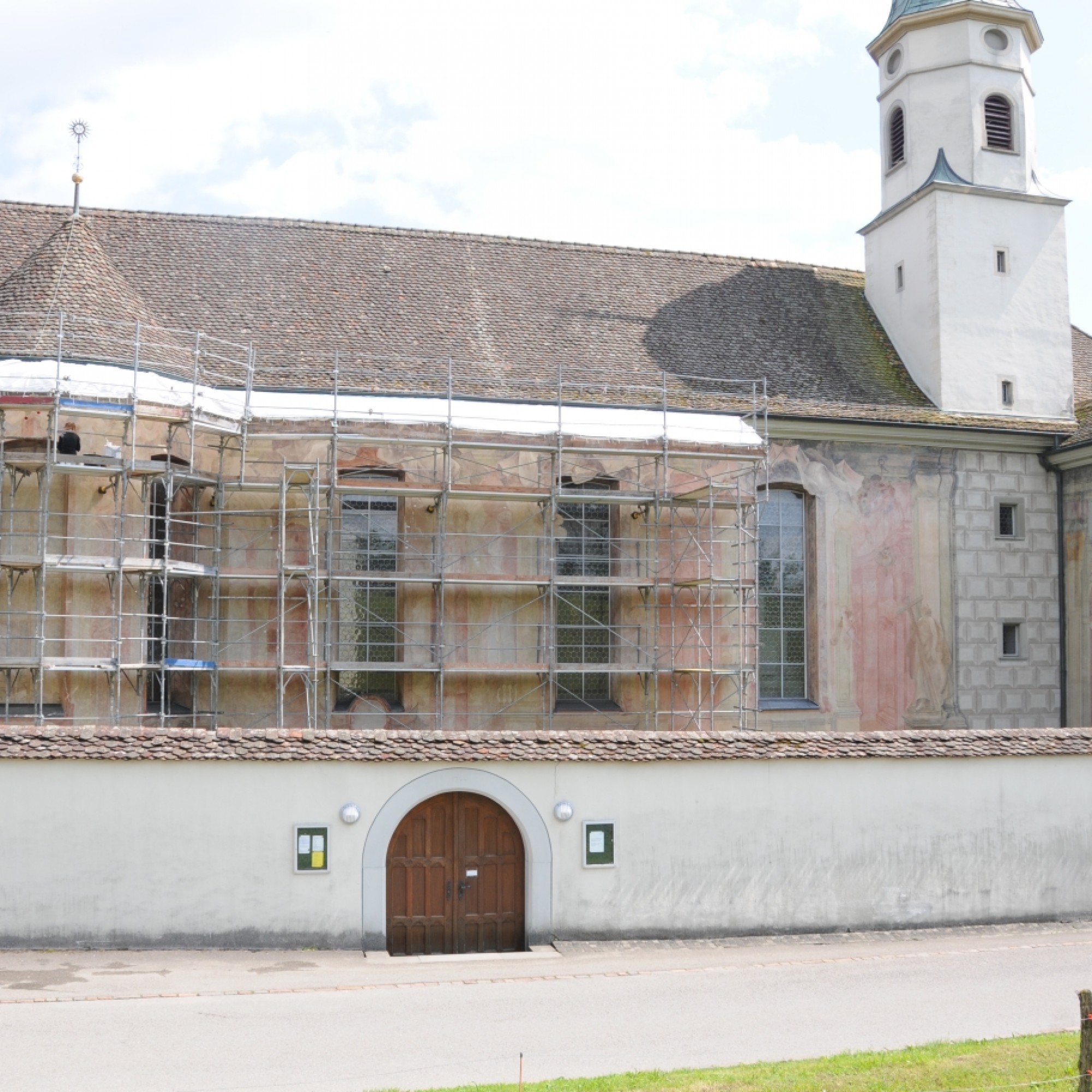 Die eingerüstete Fassade des Kirchhofs mit den Fresken der Brüder Torricelli,  (PD / Doris Warger, Restauratorin SKR)