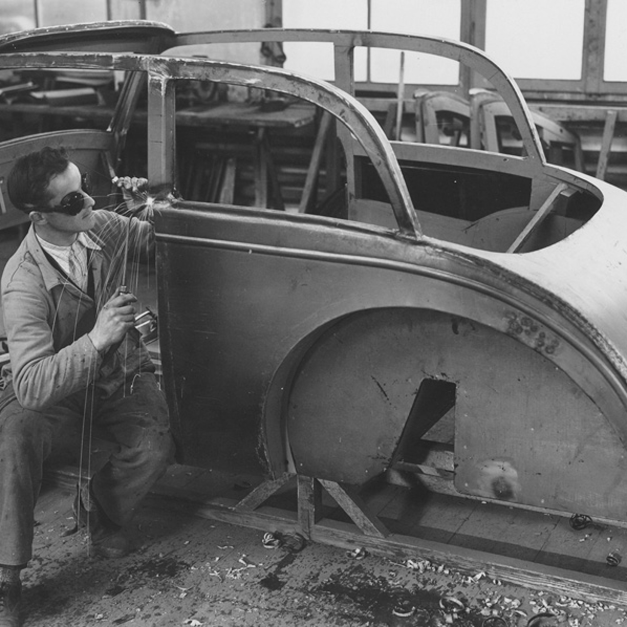 Karosseriebau, um zirka 1940.  (Foto: Theo Ballmer/Schweizerisches Nationalmuseum)