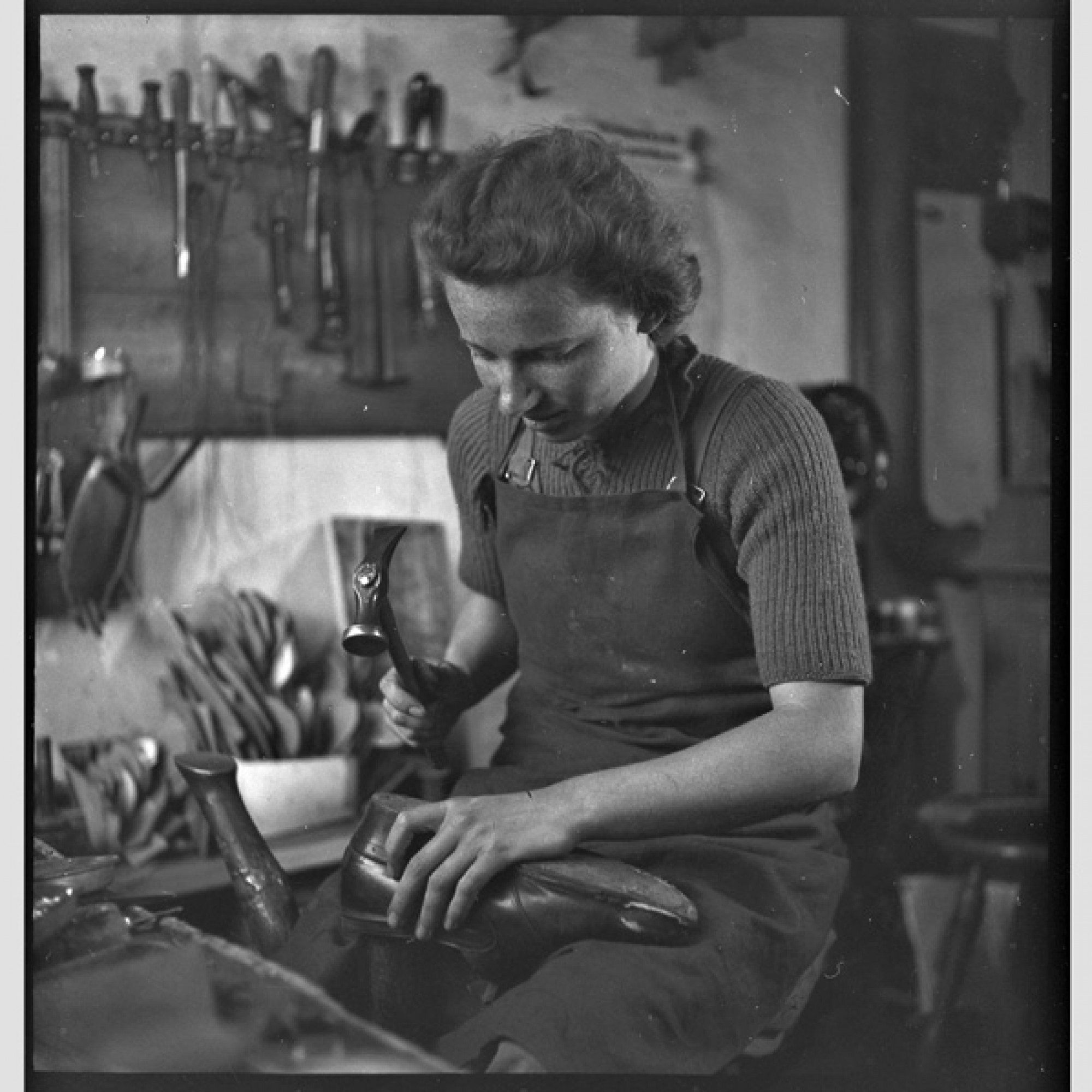 Die erste Schuhmacherin der Schweiz, 1944, Lachen (SZ), (Foto: PDL/Schweizerisches Nationalmuseum)