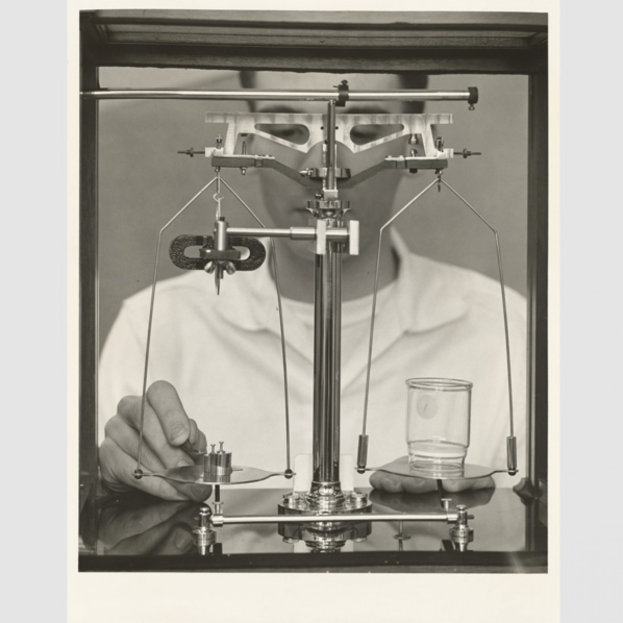 «Analytical Work» bei Sandoz USA, 1955 (ca.), East Hanover (USA), (Foto: Lewis-Man Studio/Schweizerisches Nationalmuseum)