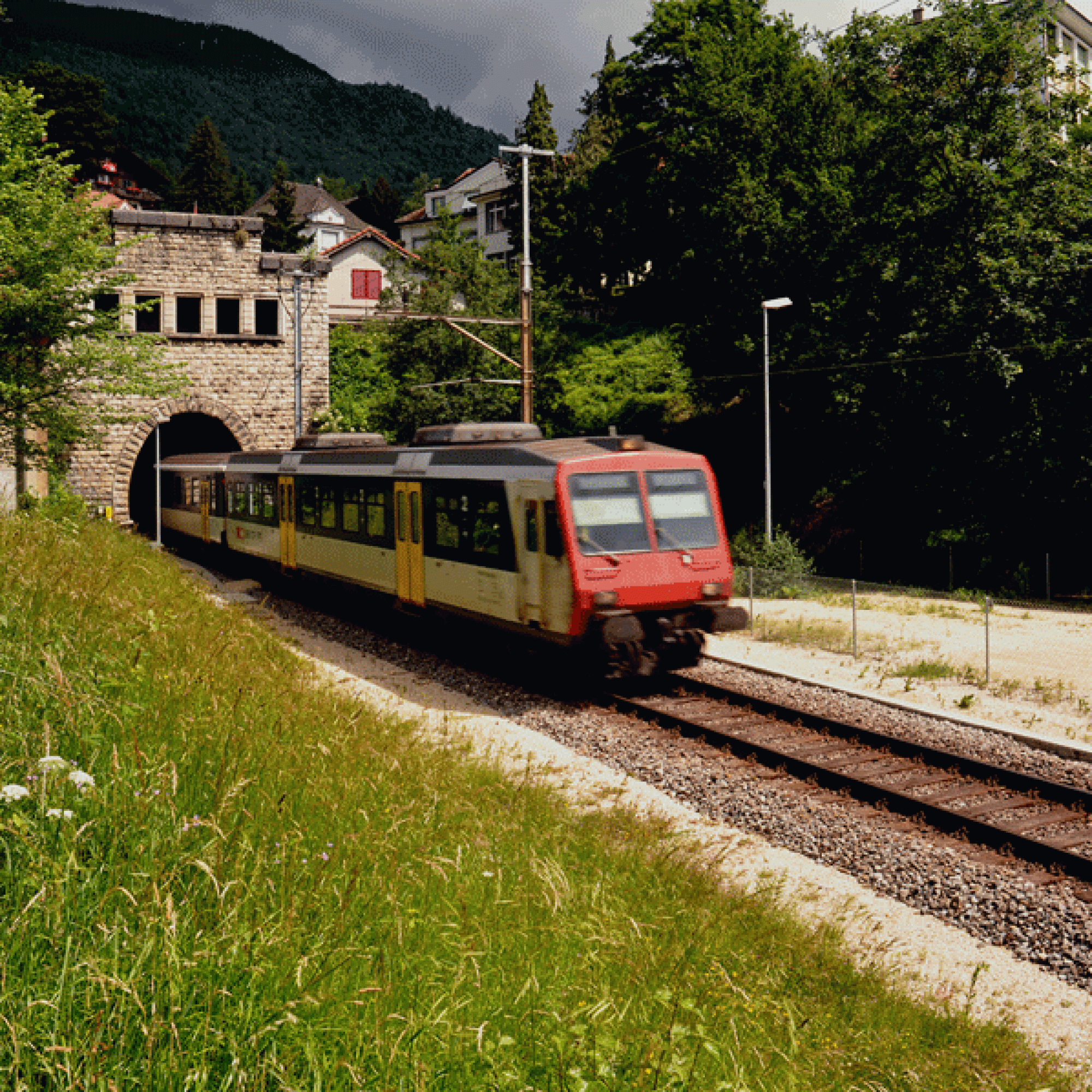 Nächster Halt Grenchen Nord: Ein Zug der SBB verlässt den Tunnel. (Bild: Chriusha CC BY-SA 3.0)