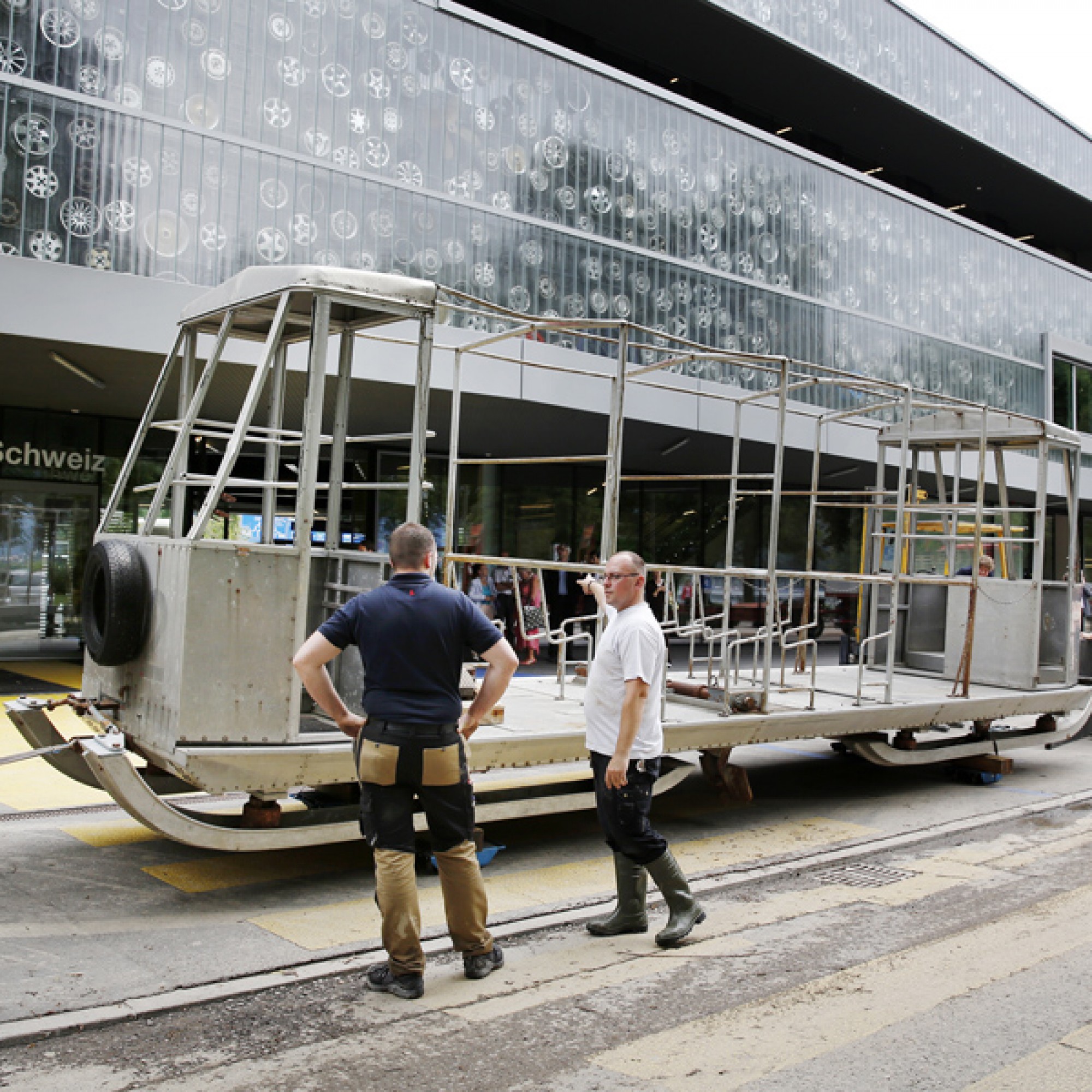 Der Funi wird vom Tieflader gehoben. (Fotos: Verkehrshaus der Schweiz Luzern)