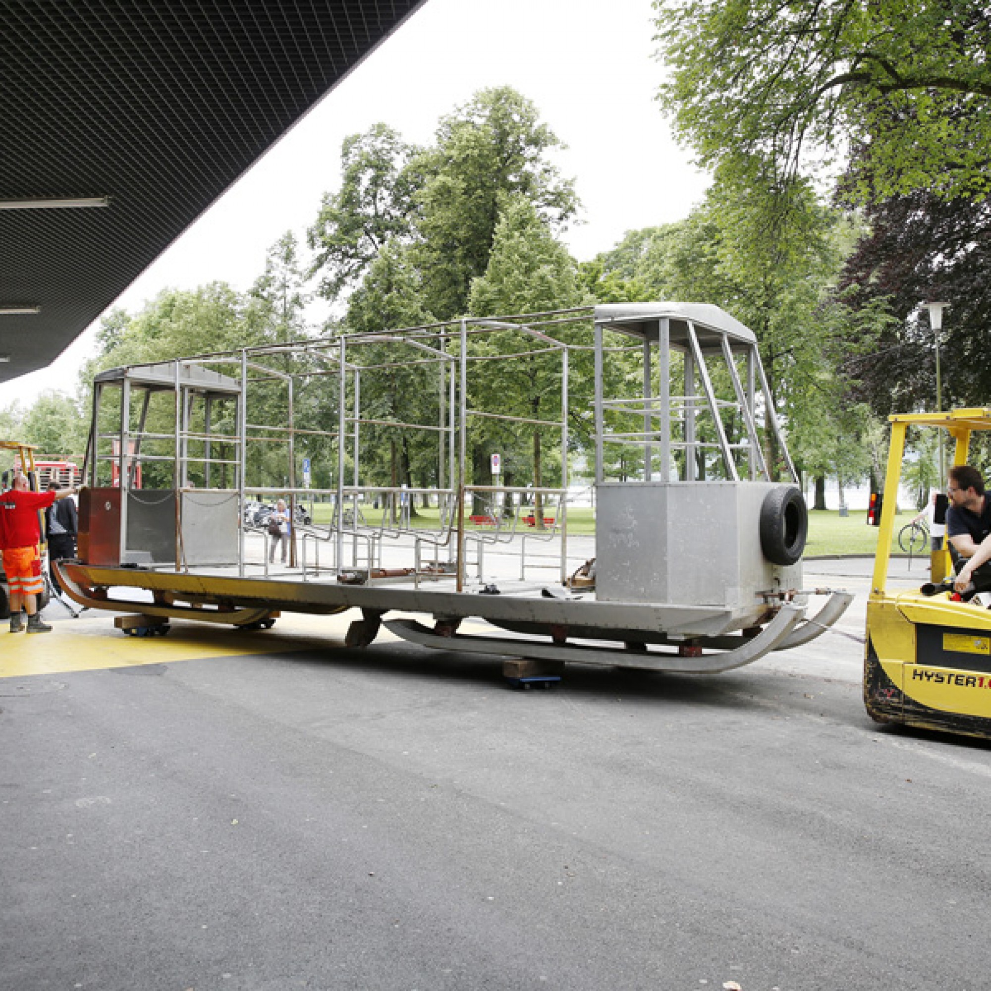 Einfahrt durch das Hauptportal des Verkehrshauses.