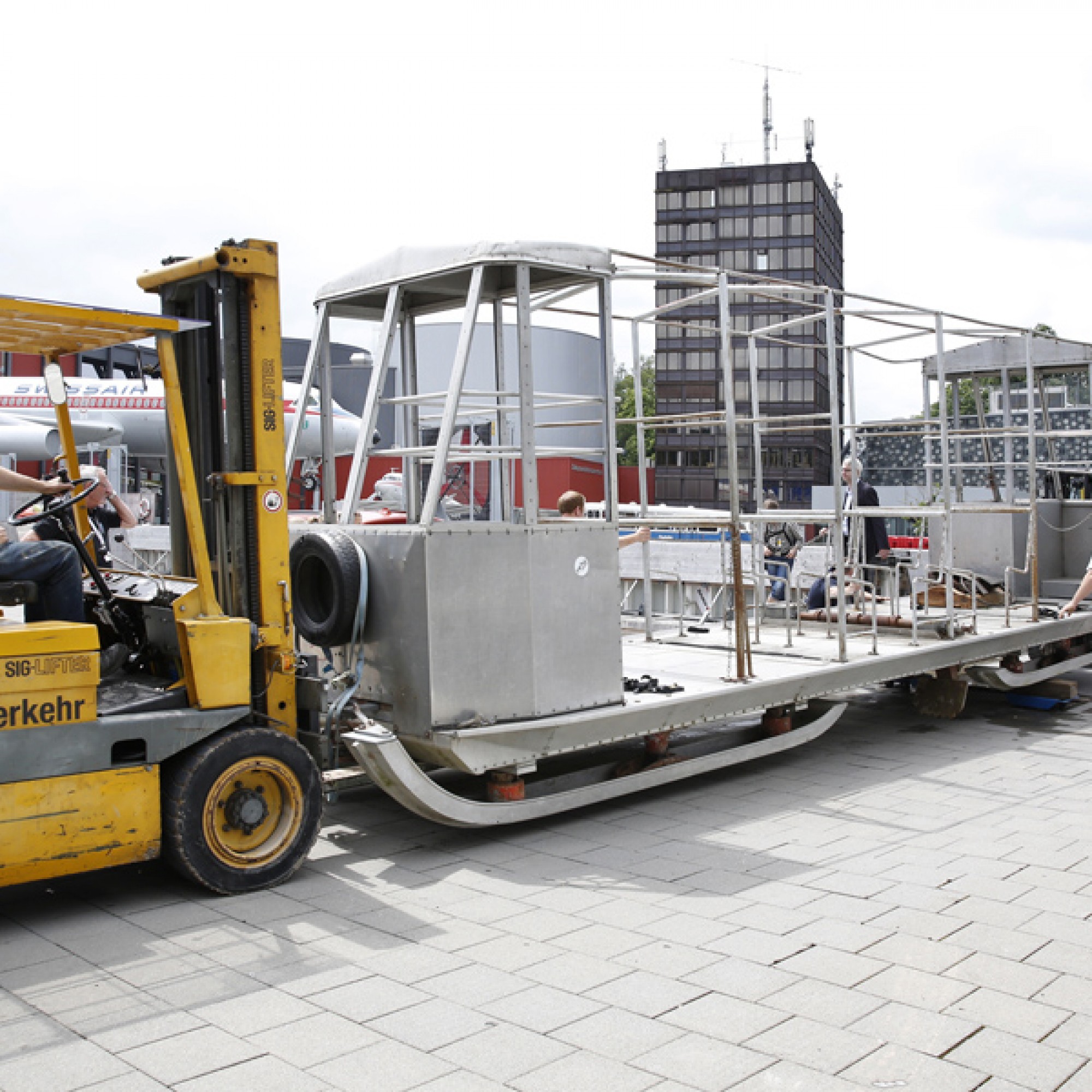 Weitertransport durch den Innenhof des Ausstellungsgeländes.