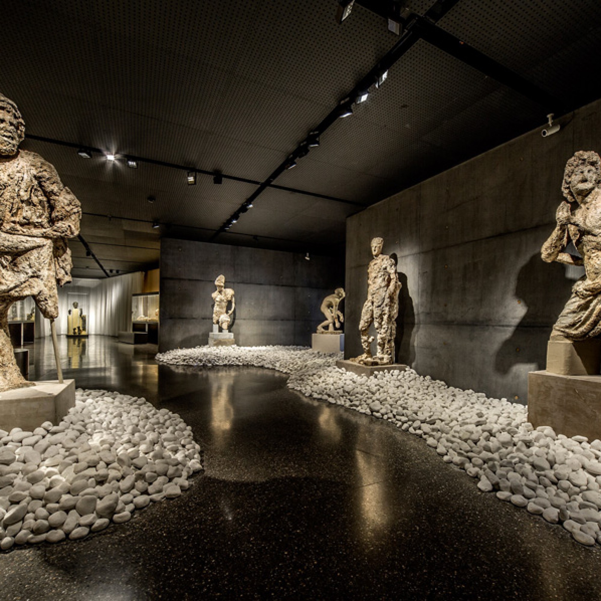 An den Statuen haben Algen und Meer ihre Spuren hinterlassen. (Antikenmuseum Basel)