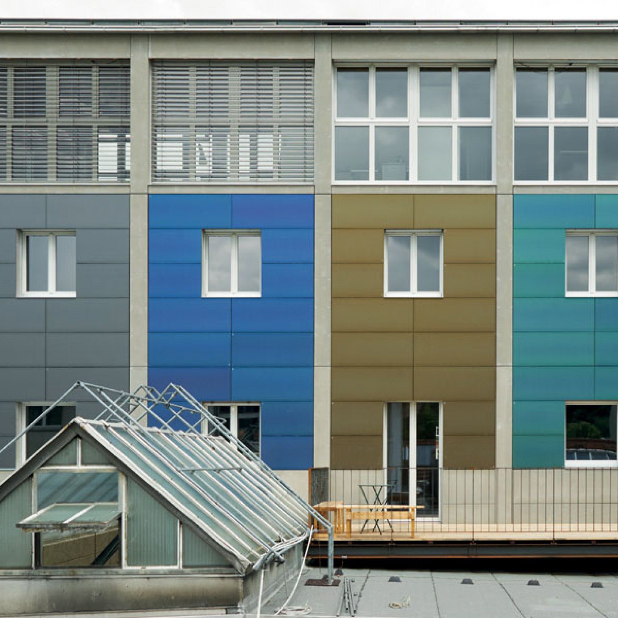 Südansicht des sanierten Kohlesilos in Basel mit der vierfarbigen, vollflächig integrierten Photovoltaik-Fassade aus monokristallinen Zellen (zvg)
