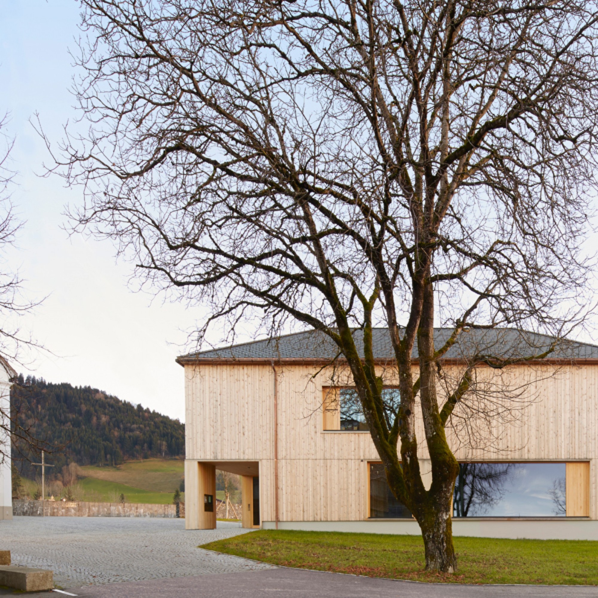 Pfarrhaus Krumbach im Bregenzerwald. ARGE: Arbeitsgemeinschaft: Bernardo Bader Architekten, Bechter Zaffignani Architekten, Architekten Hermann Kaufmann.  (Foto: Adolf Bereuter) 1/8 