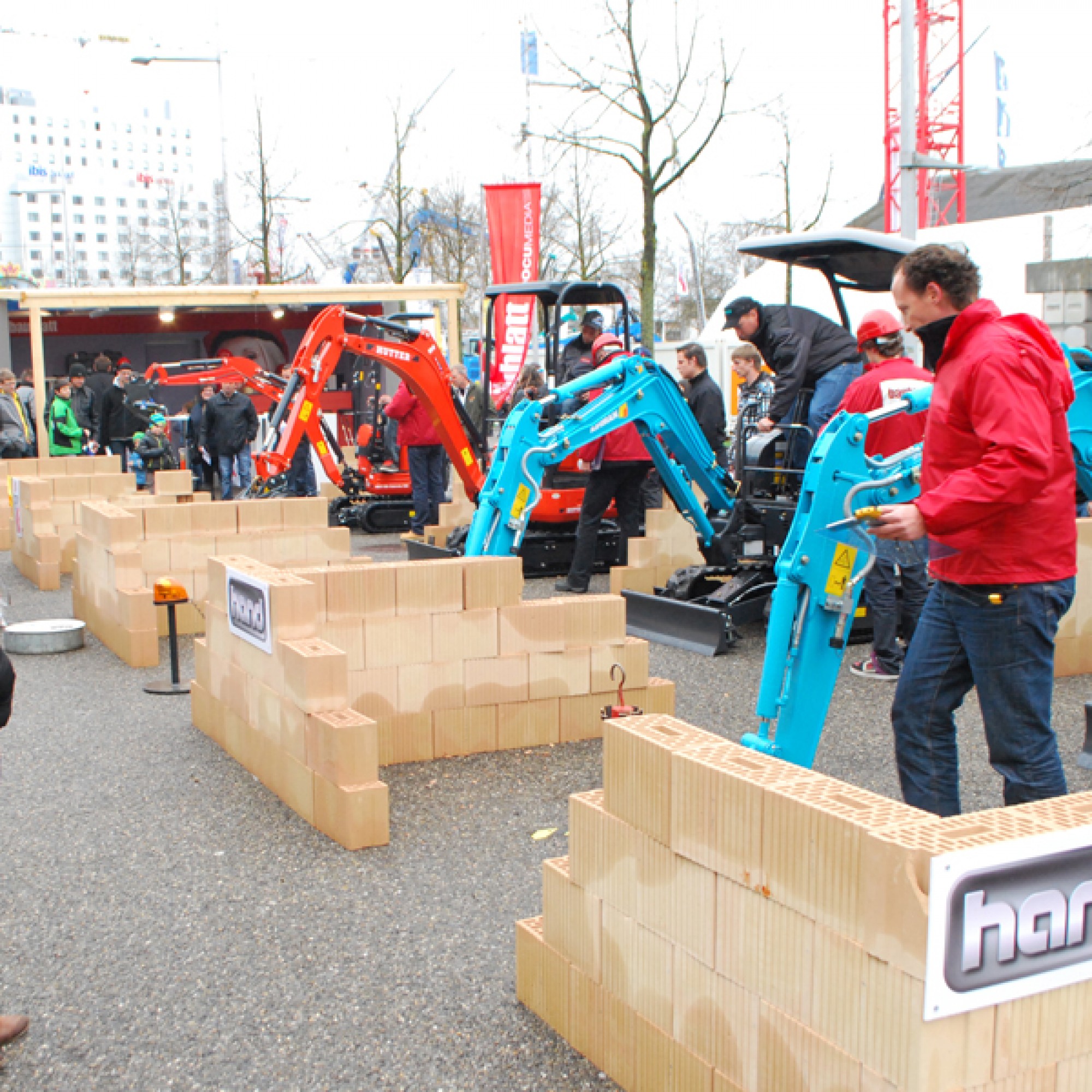 Gebaggert wird bei jedem Wetter. (Bild: www.baublatt.ch)