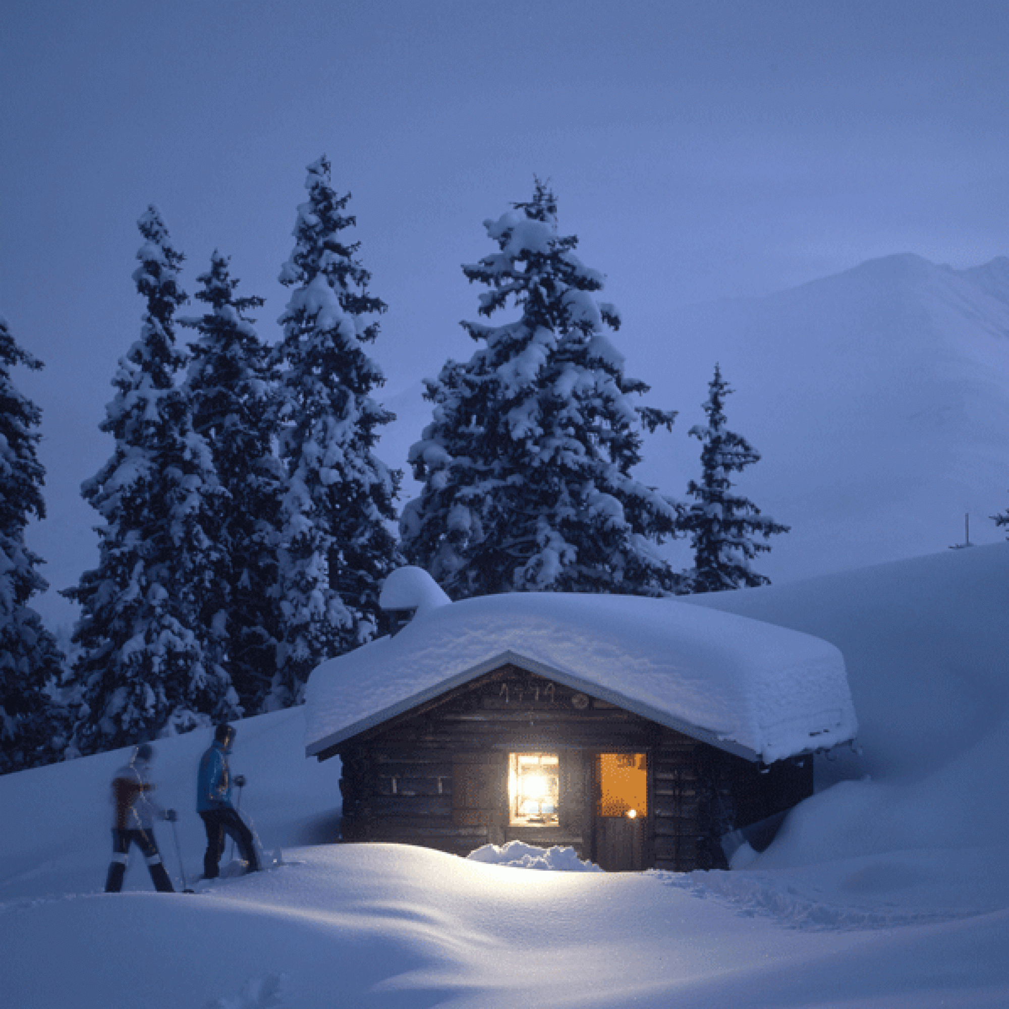 Tief verschneites Maiensäss in Caischavedra oberhalb Disentis: Einzelne ehemalige Ställe werden bereits heute touristisch genutzt. (Bild: Graubünden Ferien, Sedrun Disentis)