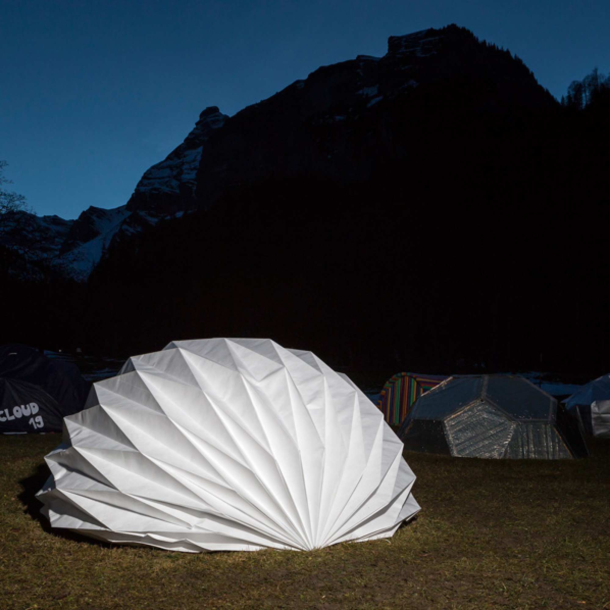 Ein Origami-Iglu? - Bei einer Umfrage hat dieses Biwak den Studenten am besten  gefallen. (Markus Käch / HSLU) 1/4