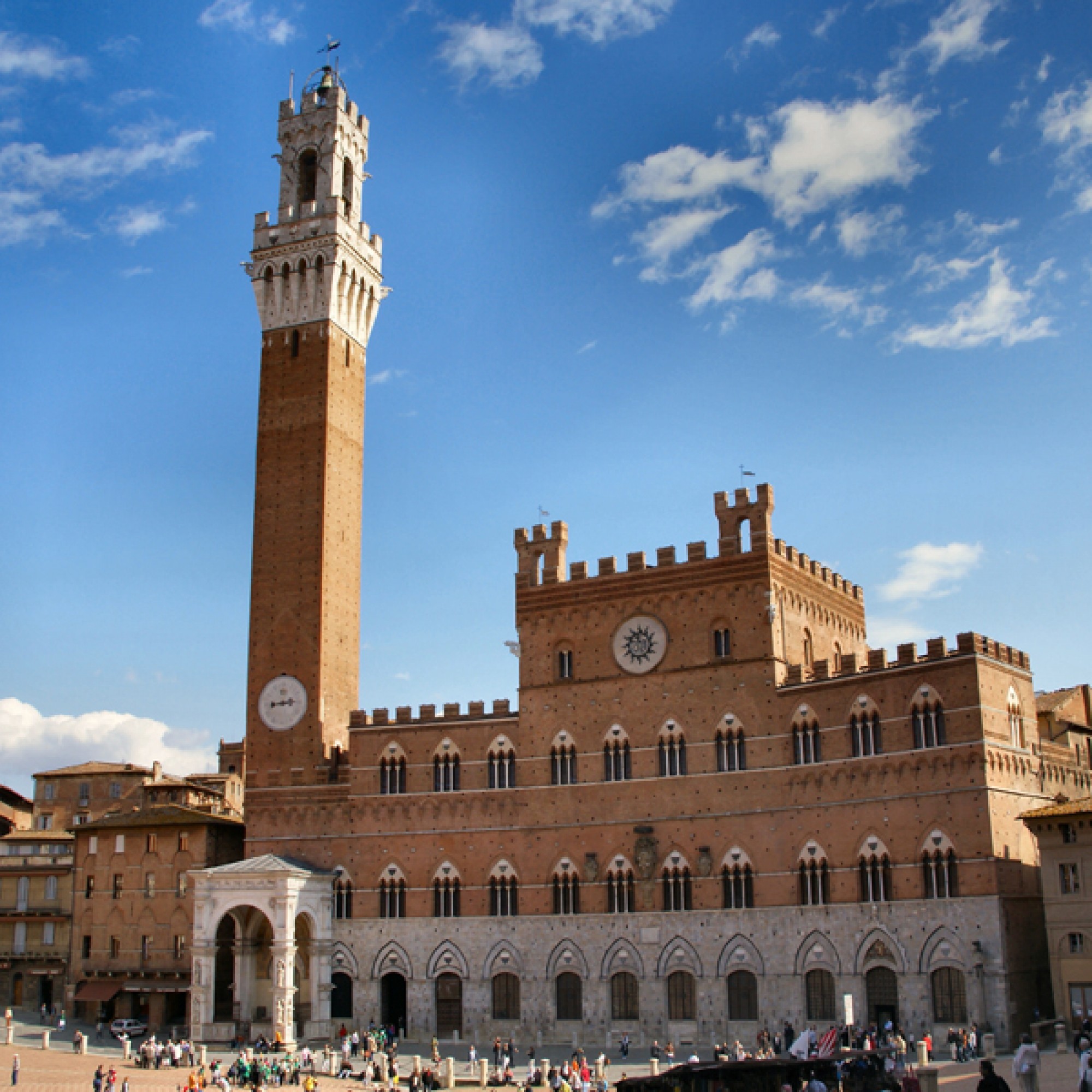 Siena ist bekannt für den Palio di Siena, das Pferderennen, das am zentralen Platz Piazza del Campo ausgetragen wird. Die Stadtmauer wird restauriert (Foto: Matthias Brinker_Pixelio)