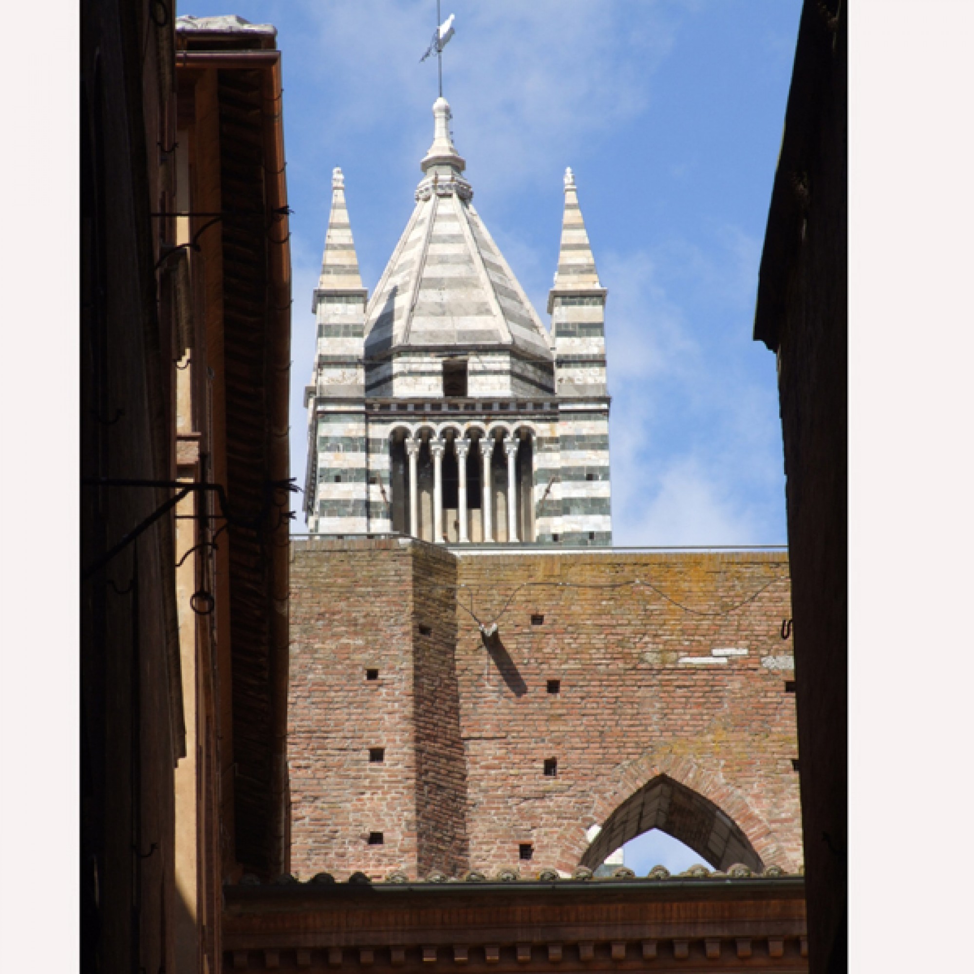 . Gut zwei Millionen Euro werden für die Restaurierung der antiken Stadtmauer von Siena benötigt. (Foto: Jens Bredehorn-Pixelio))