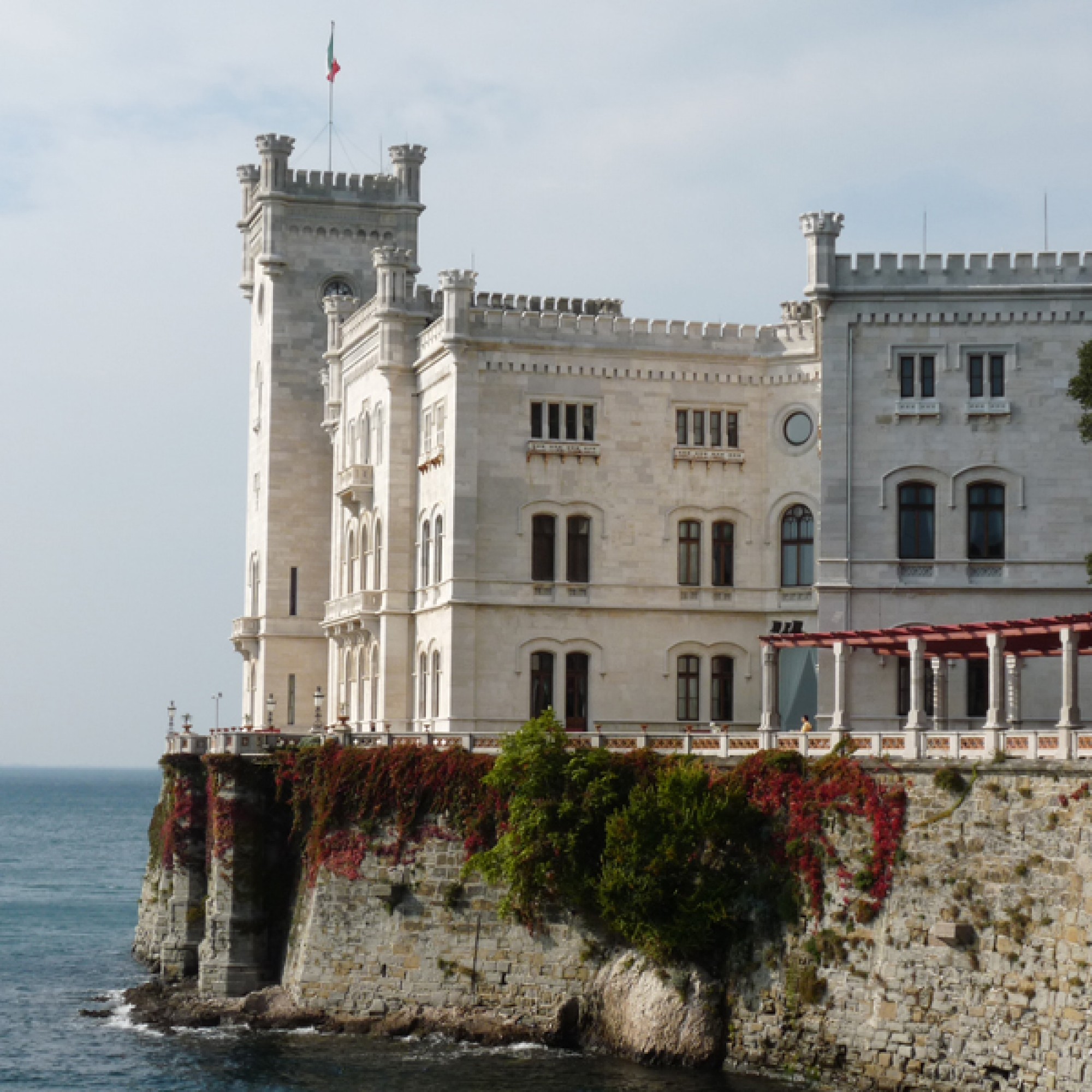 1,2 Millionen Euro werden für die Restaurierung des Parks und des Museums von Schloss Miramare nordwestlich von Triest zur Verfügung gestellt. Foto: Dieter Schütz-Pixelio.de) 