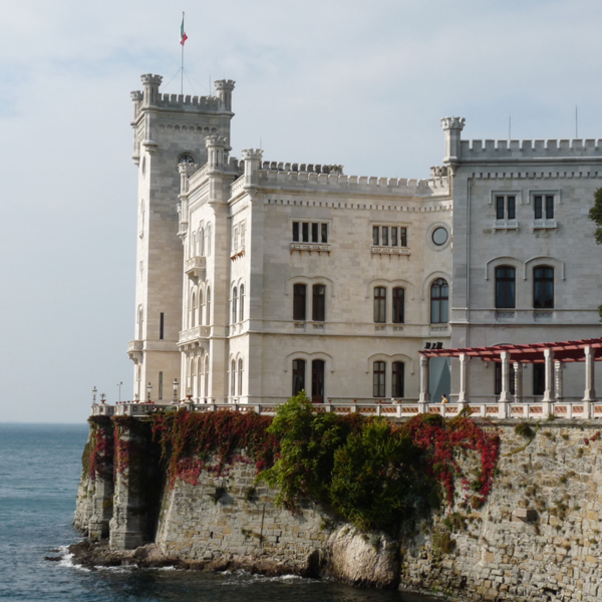 1,2 Millionen Euro werden für die Restaurierung des Parks und des Museums von Schloss Miramare nordwestlich von Triest zur Verfügung gestellt. Foto: Dieter Schütz-Pixelio.de) 