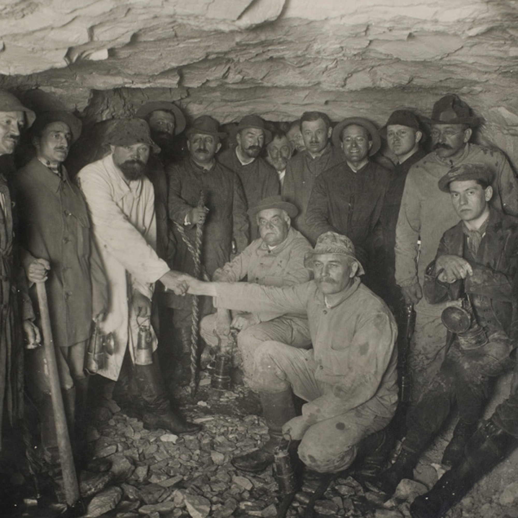 Tunnel-Durchstich am 10. Juli 1914. (Foto: Friedrich Aeschbacher, Olten, copyright Historisches Museum Olten)