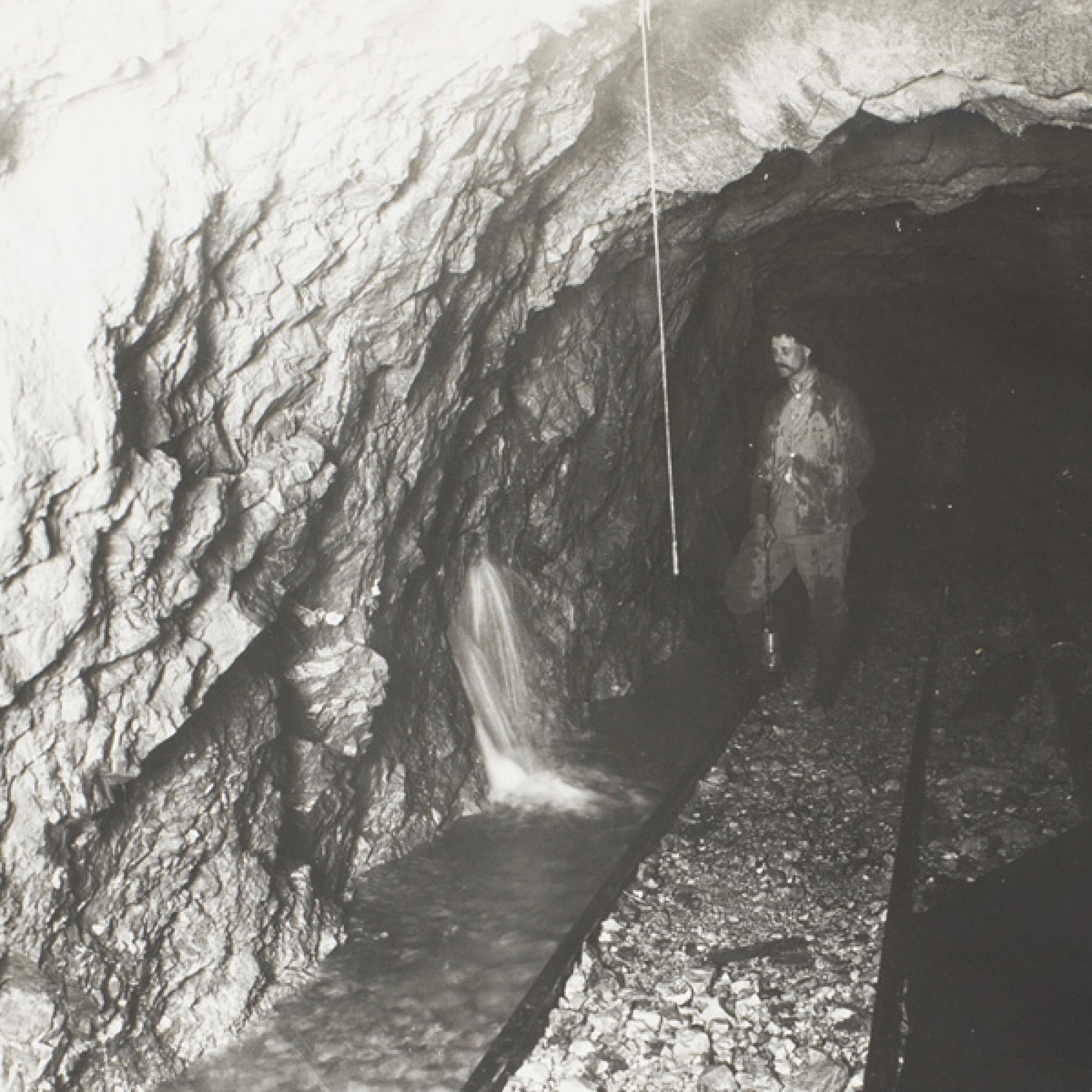 : Eine Quelle im Tunnel. (Foto: Friedrich Aeschbacher, Olten, copyright Historisches Museum Olten)