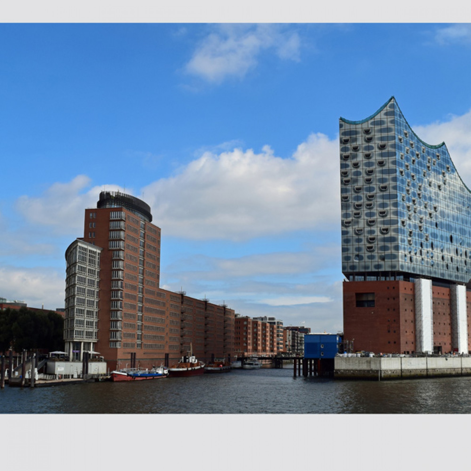 Imposanter Anblick: die Elbphilharmonie in der Hamburger Hafencity. (Petra Dirscherl, pixelio.de)